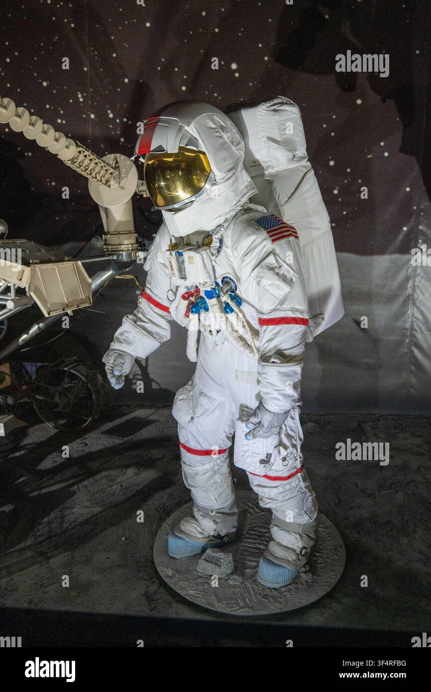 Parigi, Francia - 14 giu 25: Tutta da astronauta in stile Apollo esposta nella mostra spaziale del Musée de l'Air et de l'Espace a Le Bourget, Francia. Foto Stock