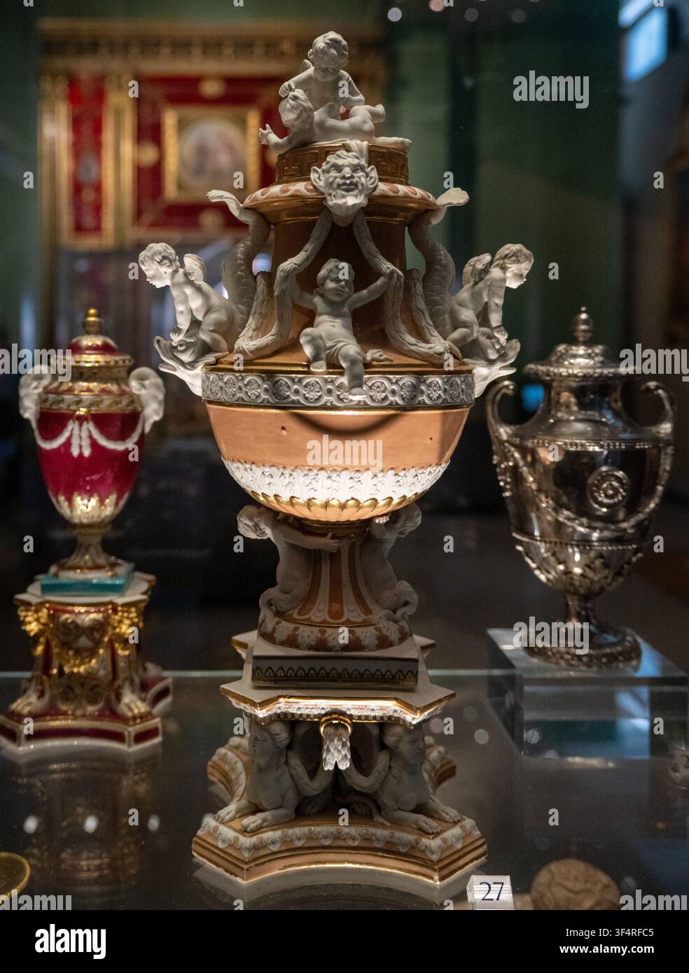 Londra, Regno Unito - 26 giu 25: Vaso decorativo con figure di cherubini esposto in una vetrina del Victoria and Albert Museum a Londra, Inghilterra. Foto Stock