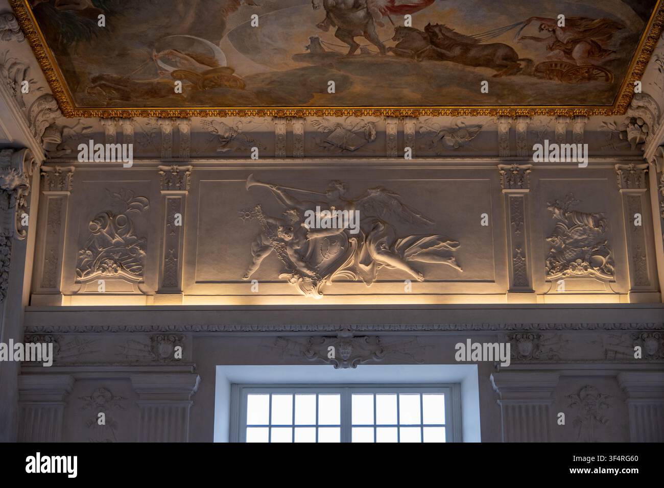 Speyer, Germania - 7 giu 25: Rilievo in stucco decorativo sotto un affresco a soffitto all'interno del Palazzo Barocco di Mannheim a Mannheim, Baden-Württemberg, Germania Foto Stock