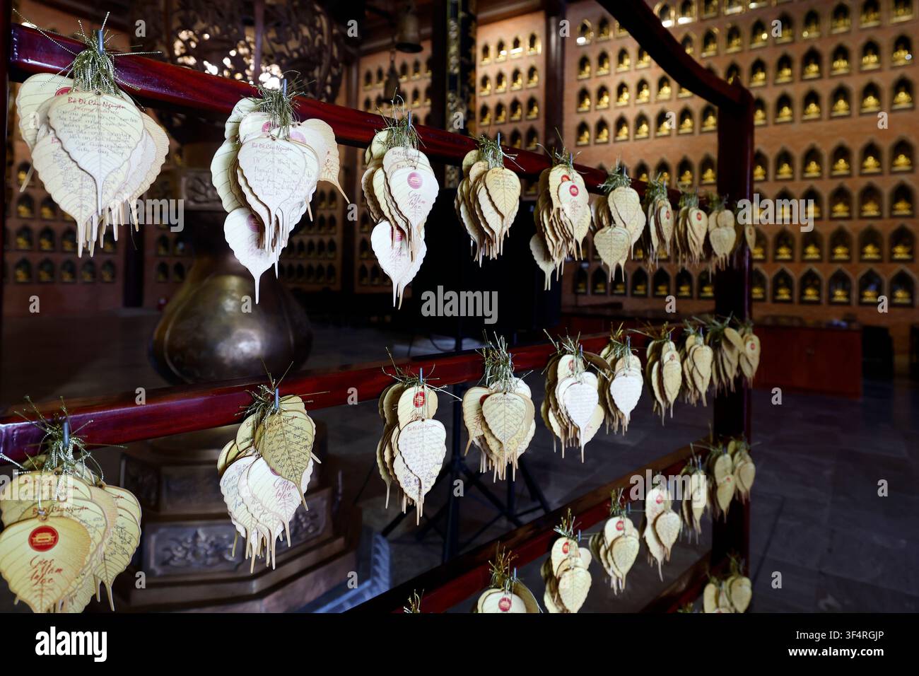 Pagoda di Bai Dinh. Strisce di carta con preghiere e desideri scritti sono appese in un tempio buddista. Queste offerte simboleggiano la spiritualità e la tradizione asiatica. Foto Stock