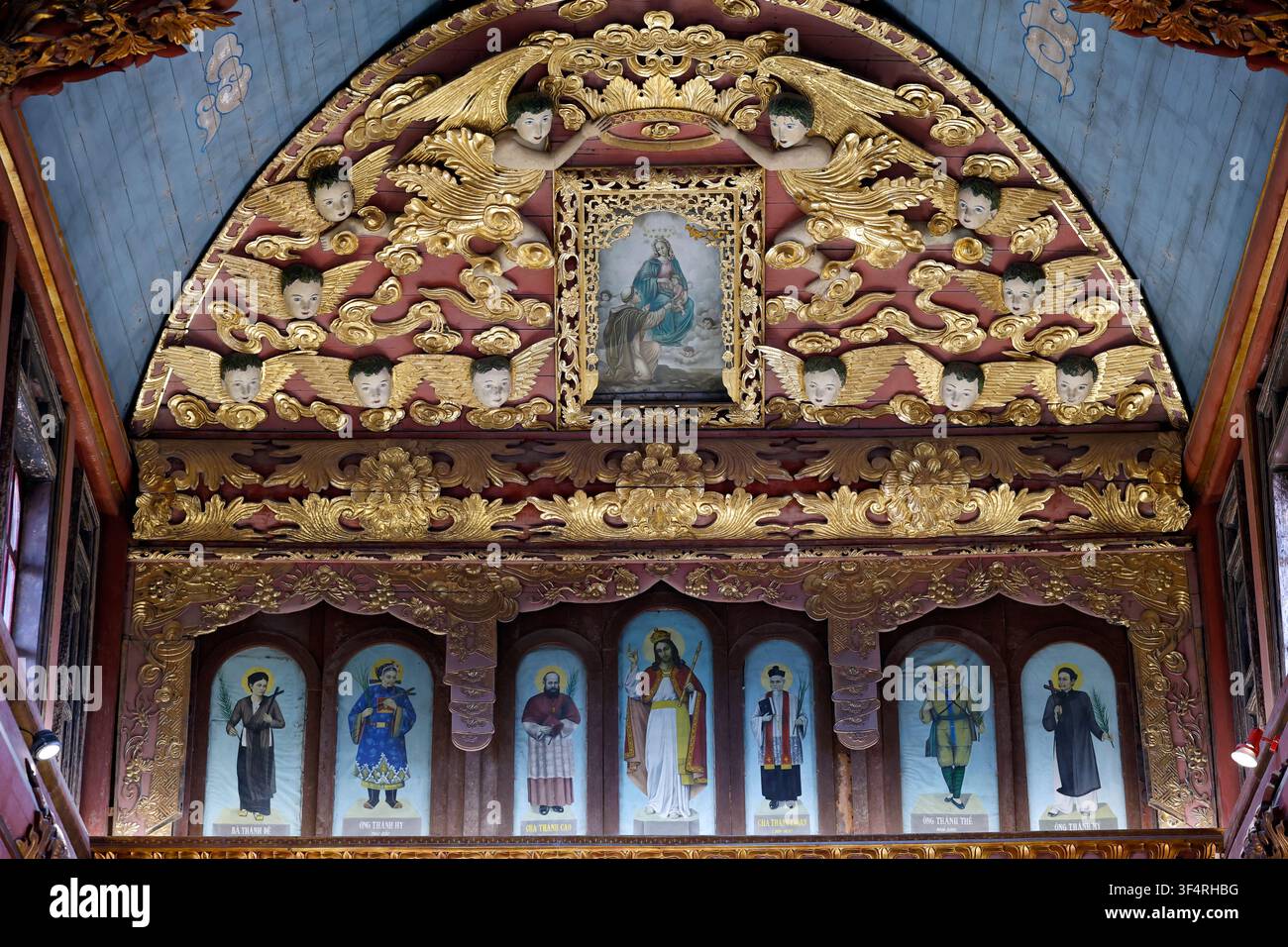.Cattedrale di Phat Diem. L'interno è riccamente decorato con dorature e Phat Diem, Vietnam. Foto Stock