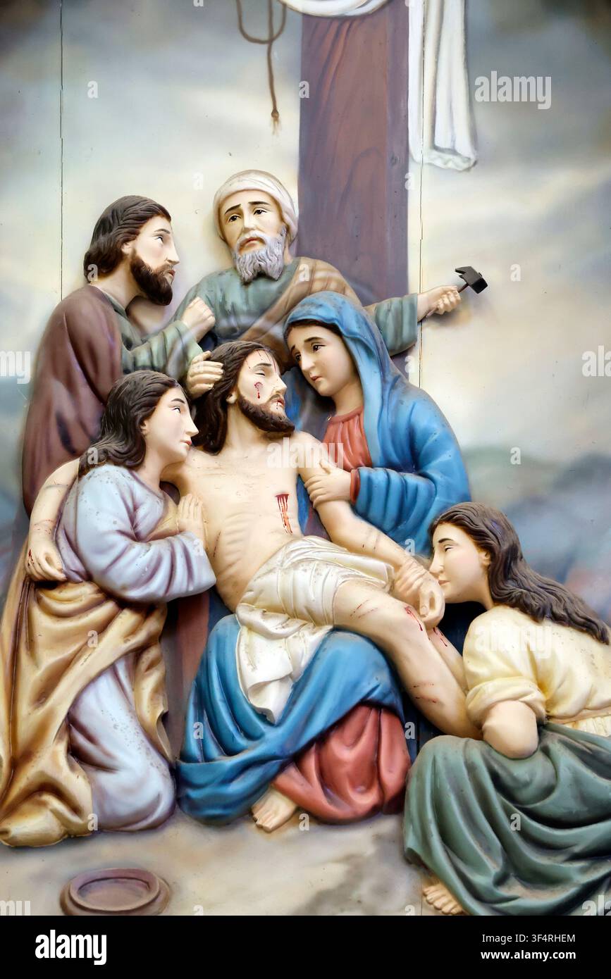 Basilica di Phu Nai. Stazioni della Via Crucis. La Deposizione dalla Croce raffigura il dolore della Vergine Maria e dei discepoli al tempo del sacramento di Gesù Foto Stock