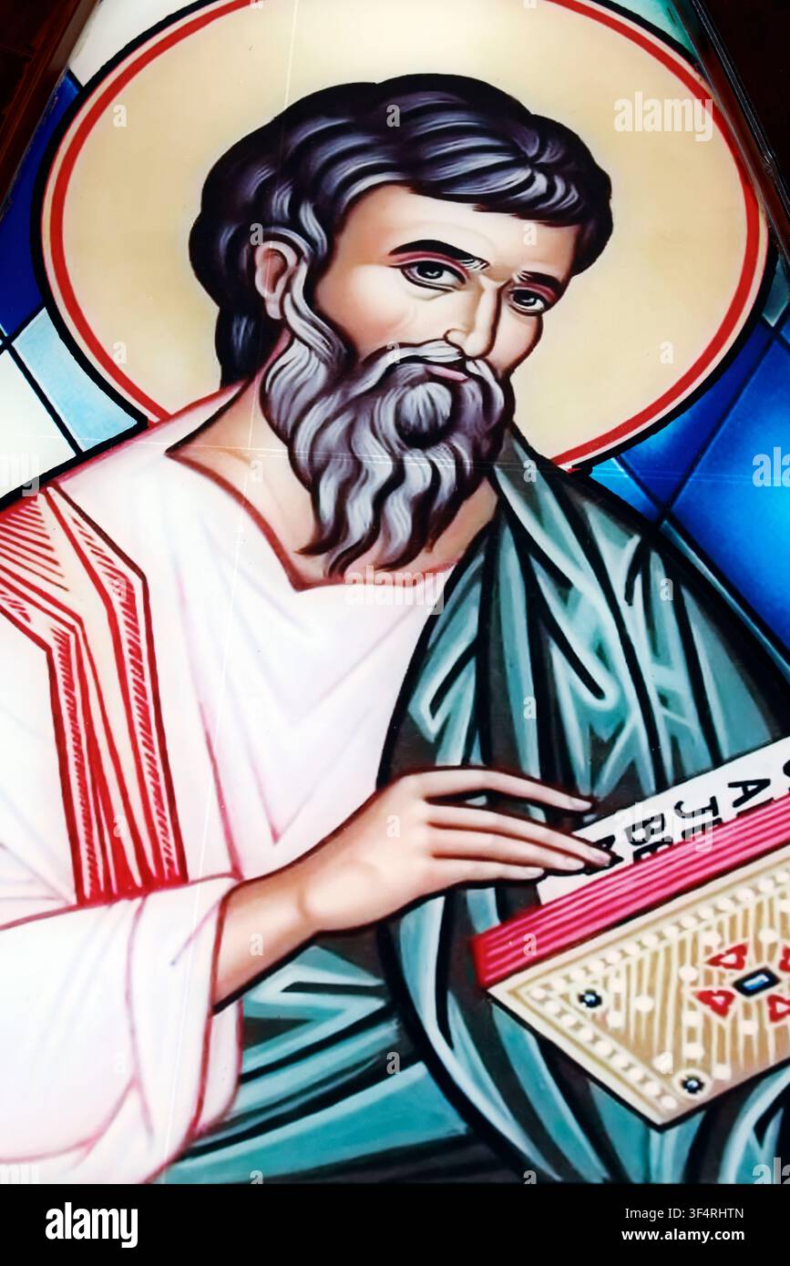 Rappresentazione di San Matteo l'Apostolo che tiene un libro sacro. Vetrata dipinta. Thong Nhat, Vietnam. Foto Stock