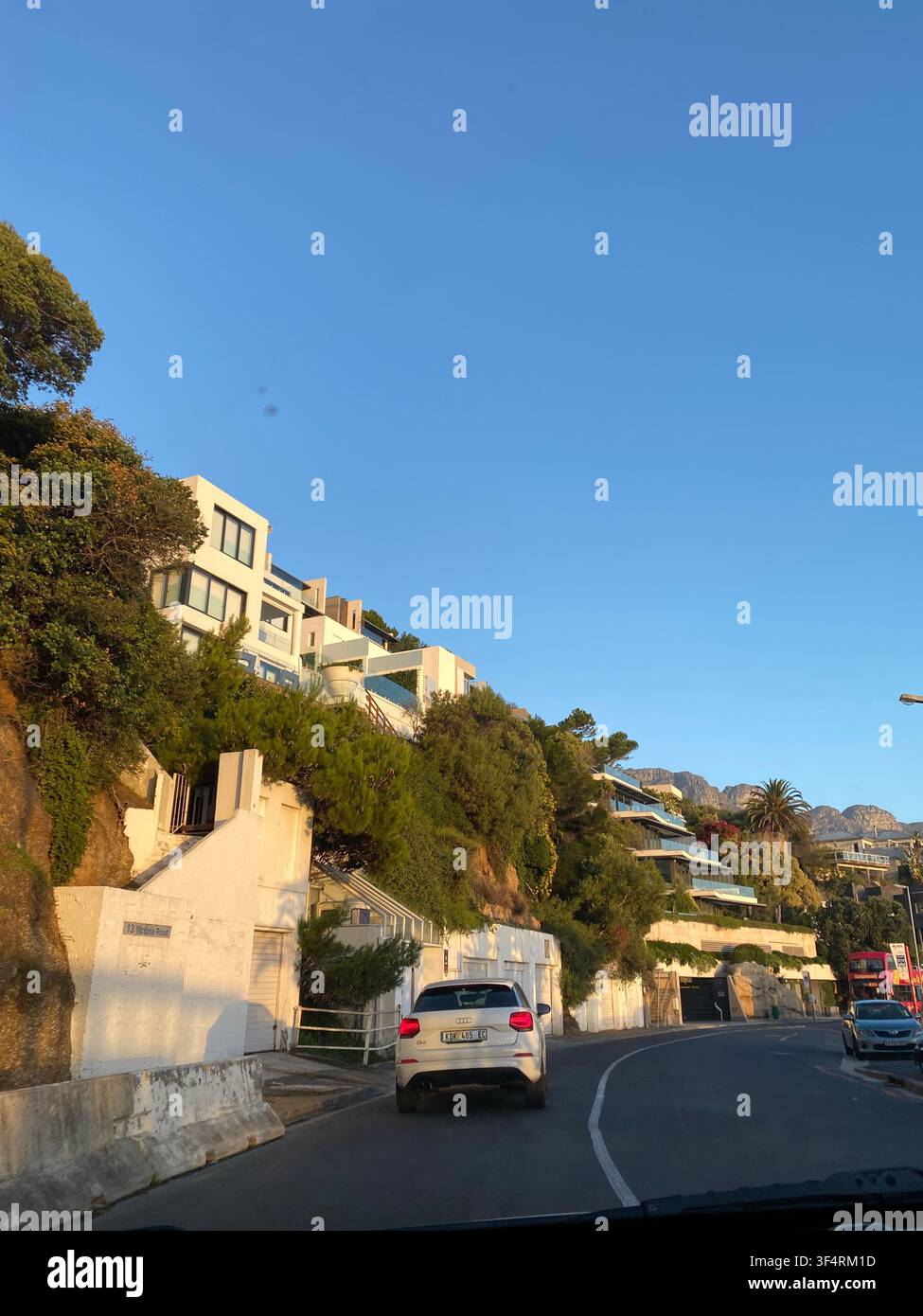 Sudafrica - Strada di Camps Bay al tramonto. Foto Stock