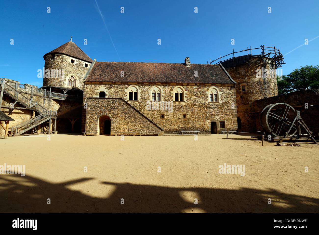 Il cantiere della castello di Guédelon, un progetto architettonico medievale unico che mostra le tecniche degli edificatori medievali. L'edificio principale Foto Stock