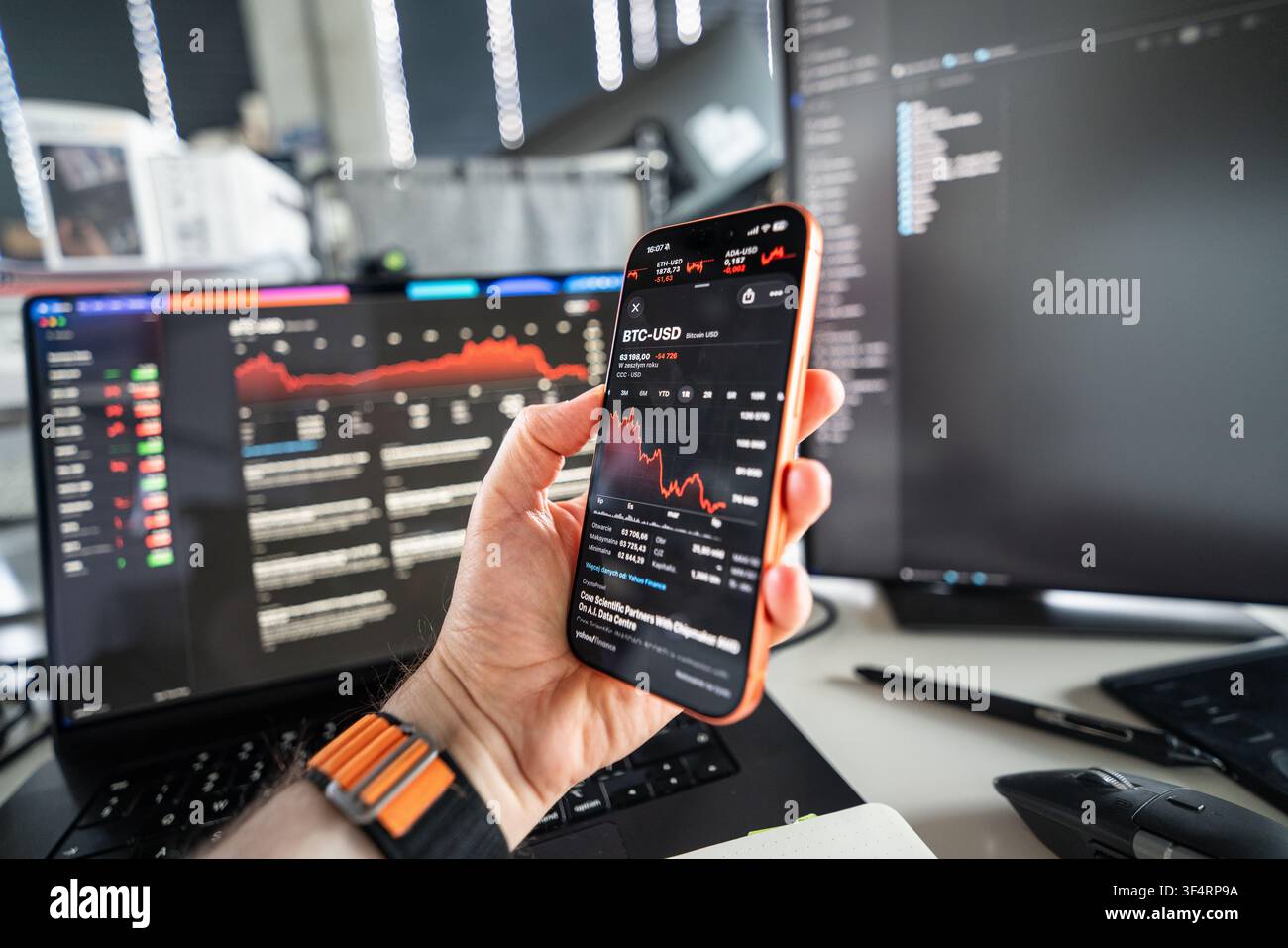 Pozna, Polonia, 28 luglio 2026, Persona che tiene uno smartphone mostrando il calo del prezzo delle azioni Bitcoin Analisi finanziaria tecnica Crollo del mercato. Un investitore Foto Stock