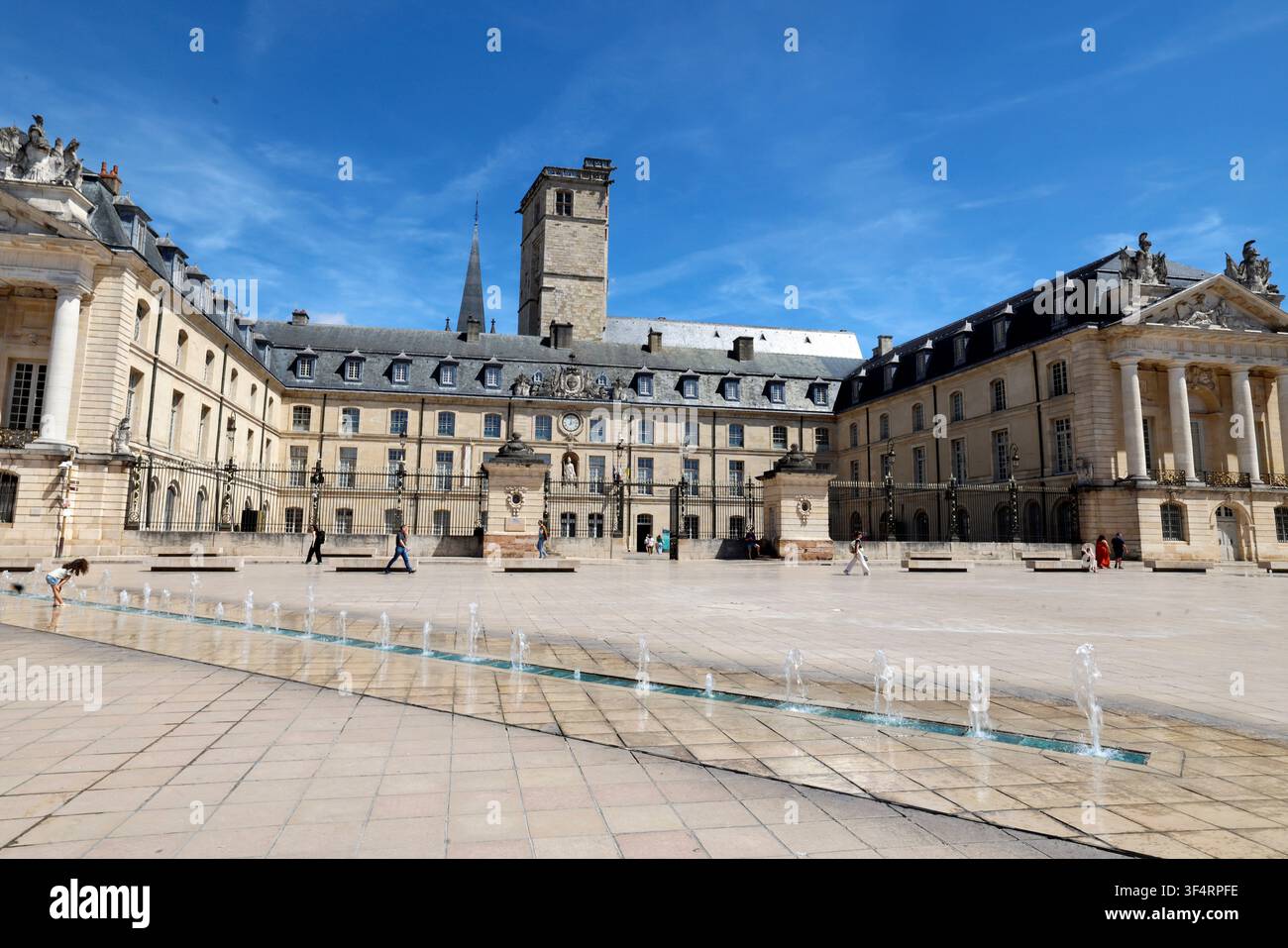 Una vasta veduta di Place de la Libération e delle sue fontane, incorniciata dalle ali colonnate del Palazzo dei Duchi e degli Stati della Borgogna. Foto Stock