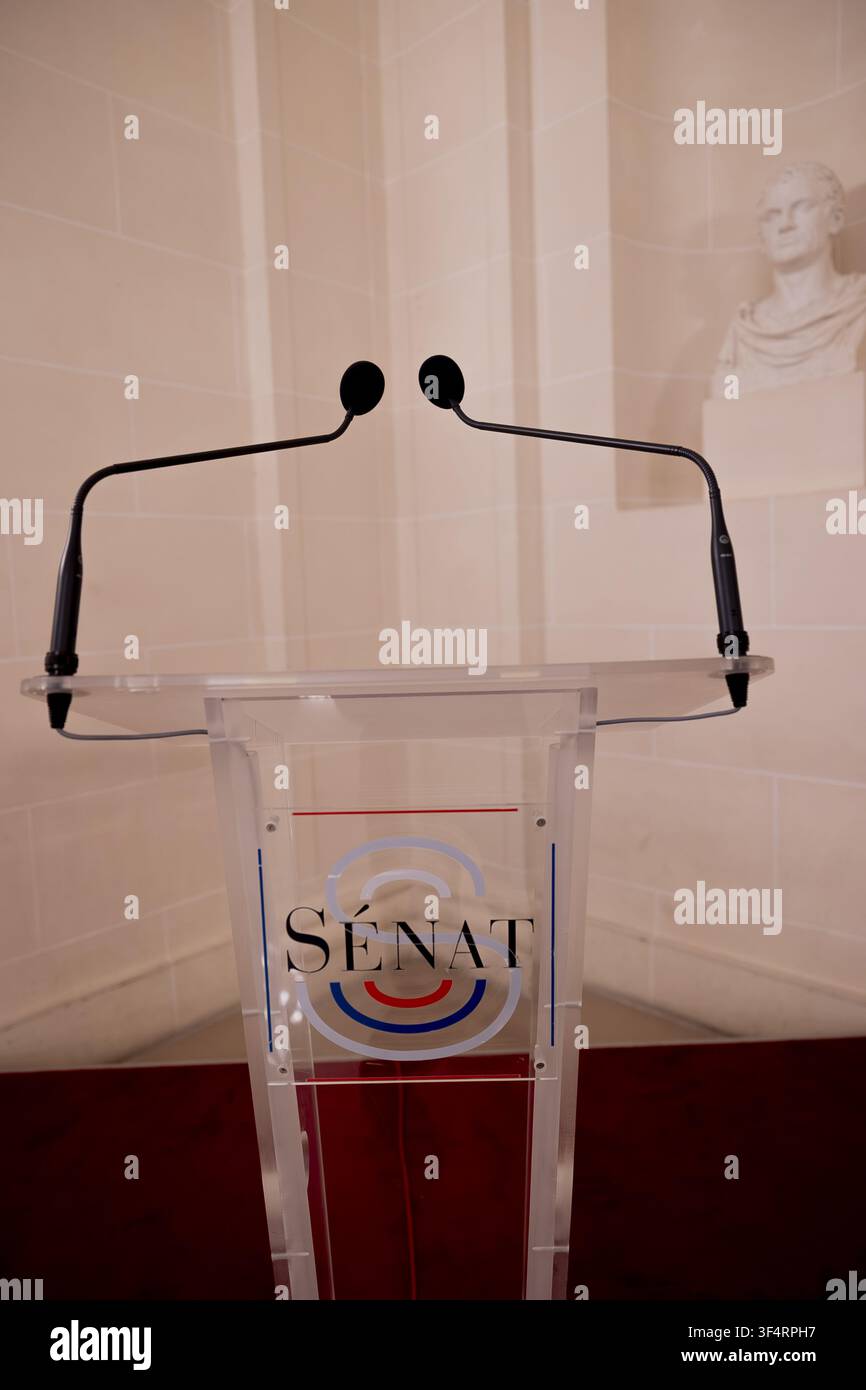 L'interno del Senato di Parigi, un'istituzione della Repubblica francese, presenta un podio vuoto con microfoni, pronto per un discorso che nessuno Foto Stock