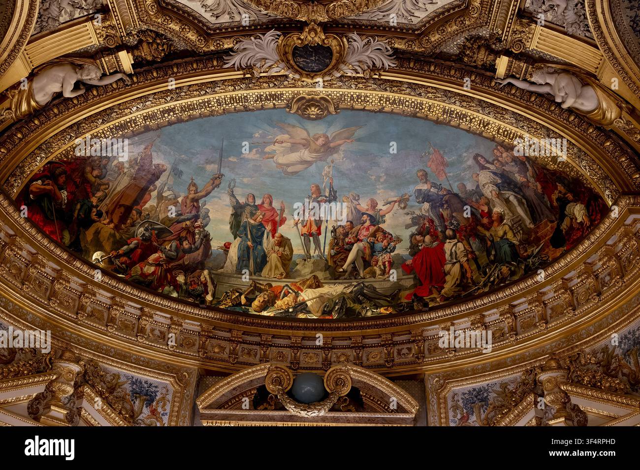 Un affresco dipinto all'interno dell'edificio del Senato a Parigi, in Francia, che raffigura una scena allegorica adornata da una maestosa doratura. Foto Stock