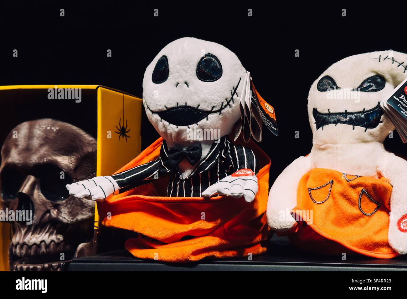 Giocattoli di peluche che assomigliano a personaggi di La notte prima di Natale sono in vendita. Merchandising Halloween, decorazioni per le feste, cultura pop Foto Stock