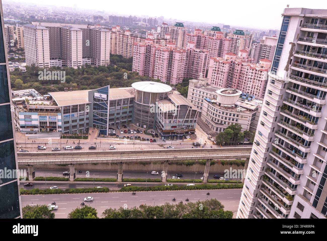 Veduta aerea di Gurgaon, Haryana, India, che mostra edifici residenziali, edifici per uffici, un centro commerciale e una rete stradale trafficata con traffico Foto Stock