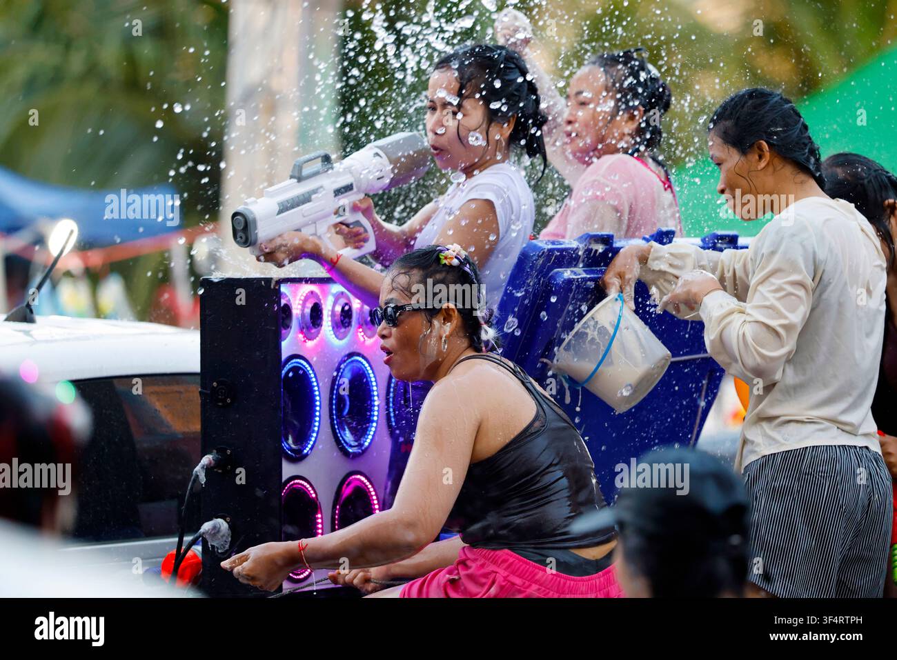 Donne celebrano il Capodanno thailandese, Songkran, con pistole ad acqua e musica, godendosi le feste acquatiche in un'atmosfera gioiosa e vivace. Pattay Foto Stock