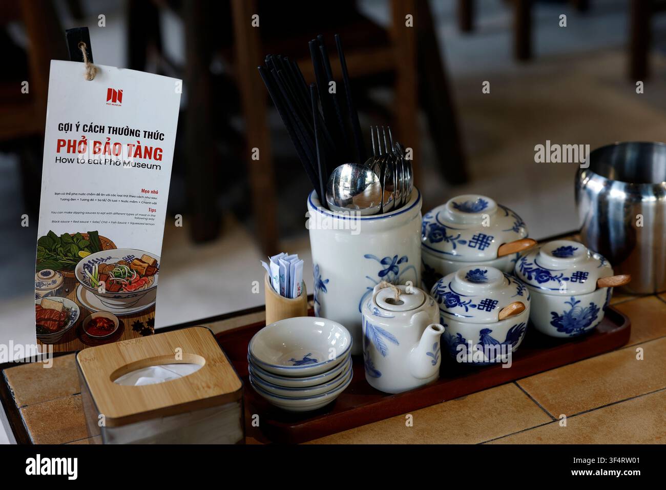 Scopri come gustare il pho al Museo del Pho, un'esperienza culinaria vietnamita autentica. Ho Chi Minh City, Vietnam. Foto Stock