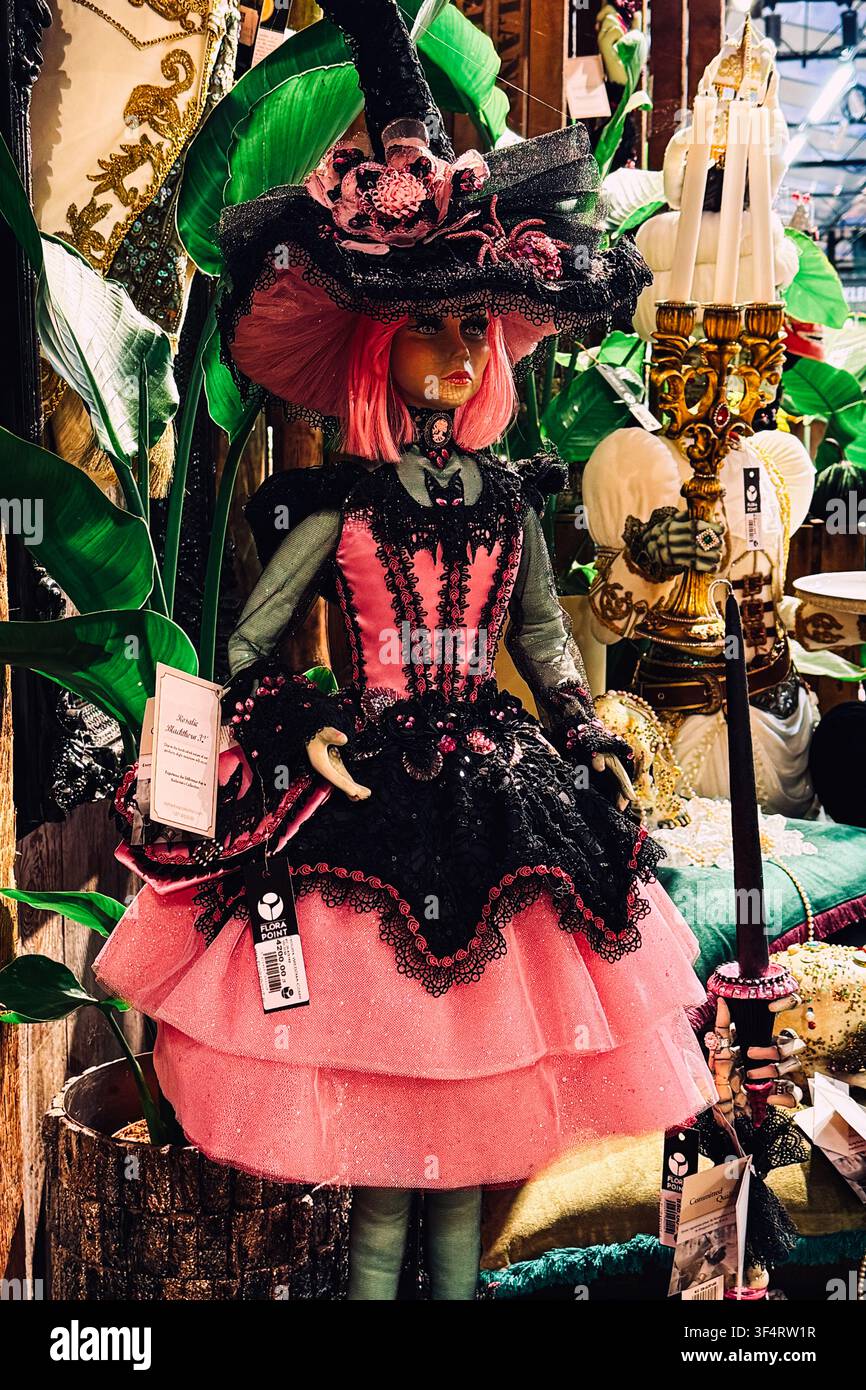 Manichino vestito con costume da strega in stile Lolita gotico con parrucca rosa e cappello elaborato. Concetto di personaggio di Halloween, esposizione di bambola alla moda, gotico Foto Stock