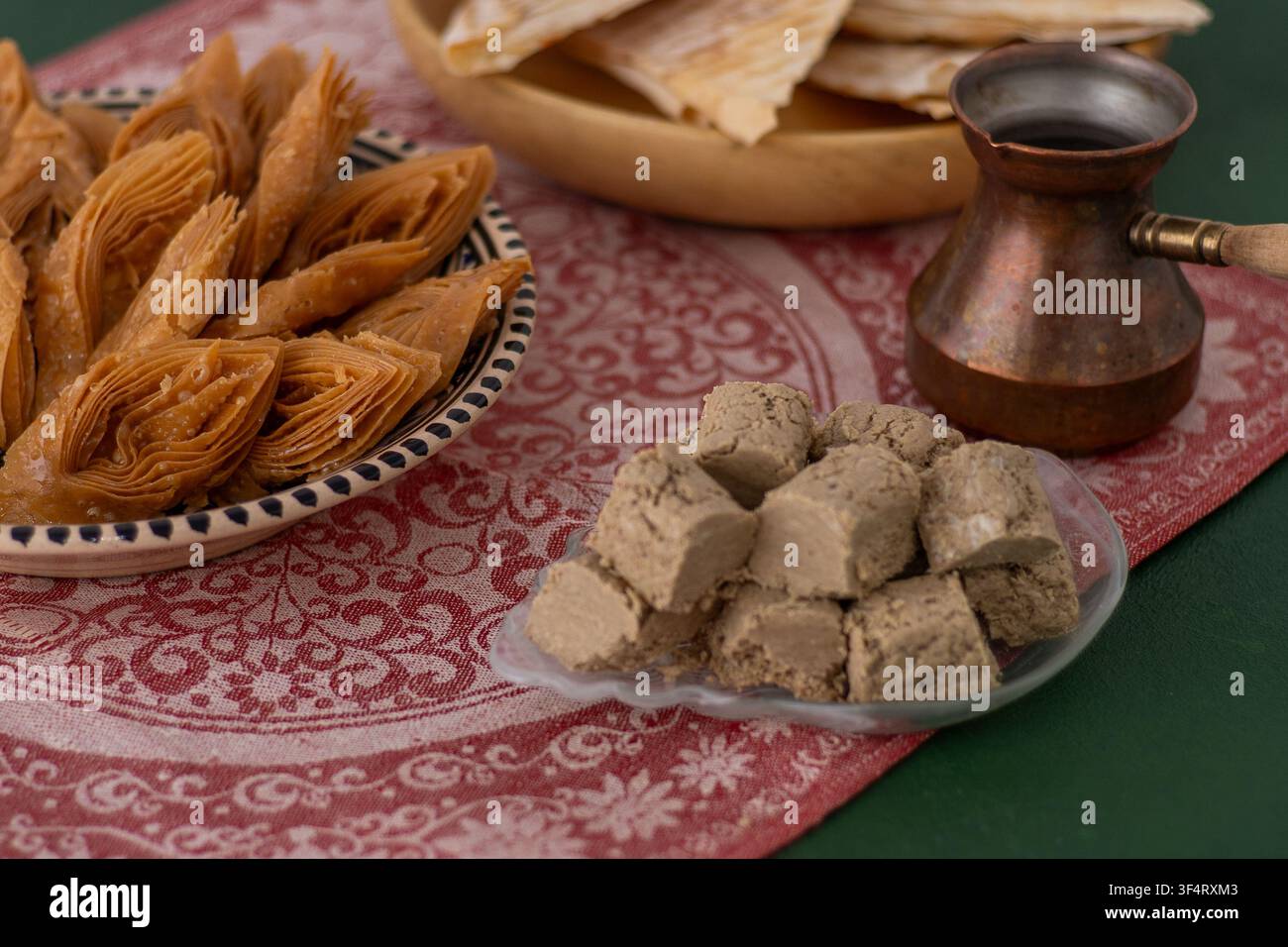 Halva dolci orientali. Cibo sul tavolo. Foto Stock