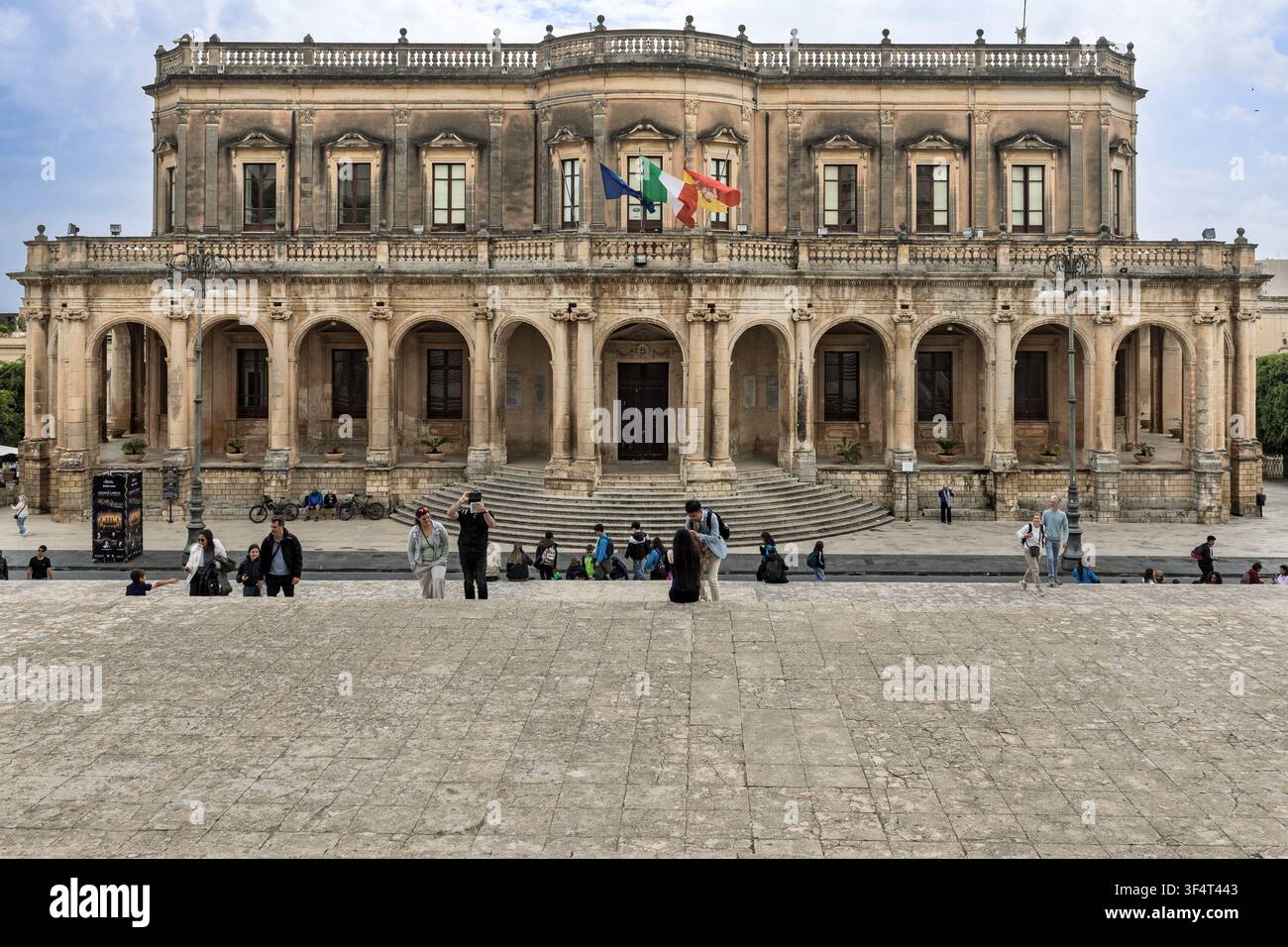 Palazzo Ducezio, municipio storico con bandiere dell'Unione europea, italiane e siciliane, Noto, Sicilia, Italia Foto Stock