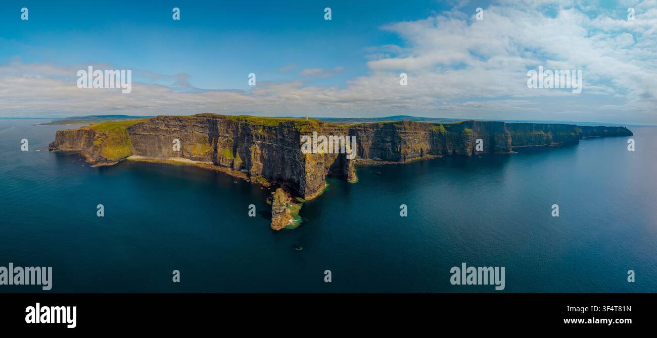 Vista aerea panoramica di una giornata luminosa alle scogliere di Moher Foto Stock