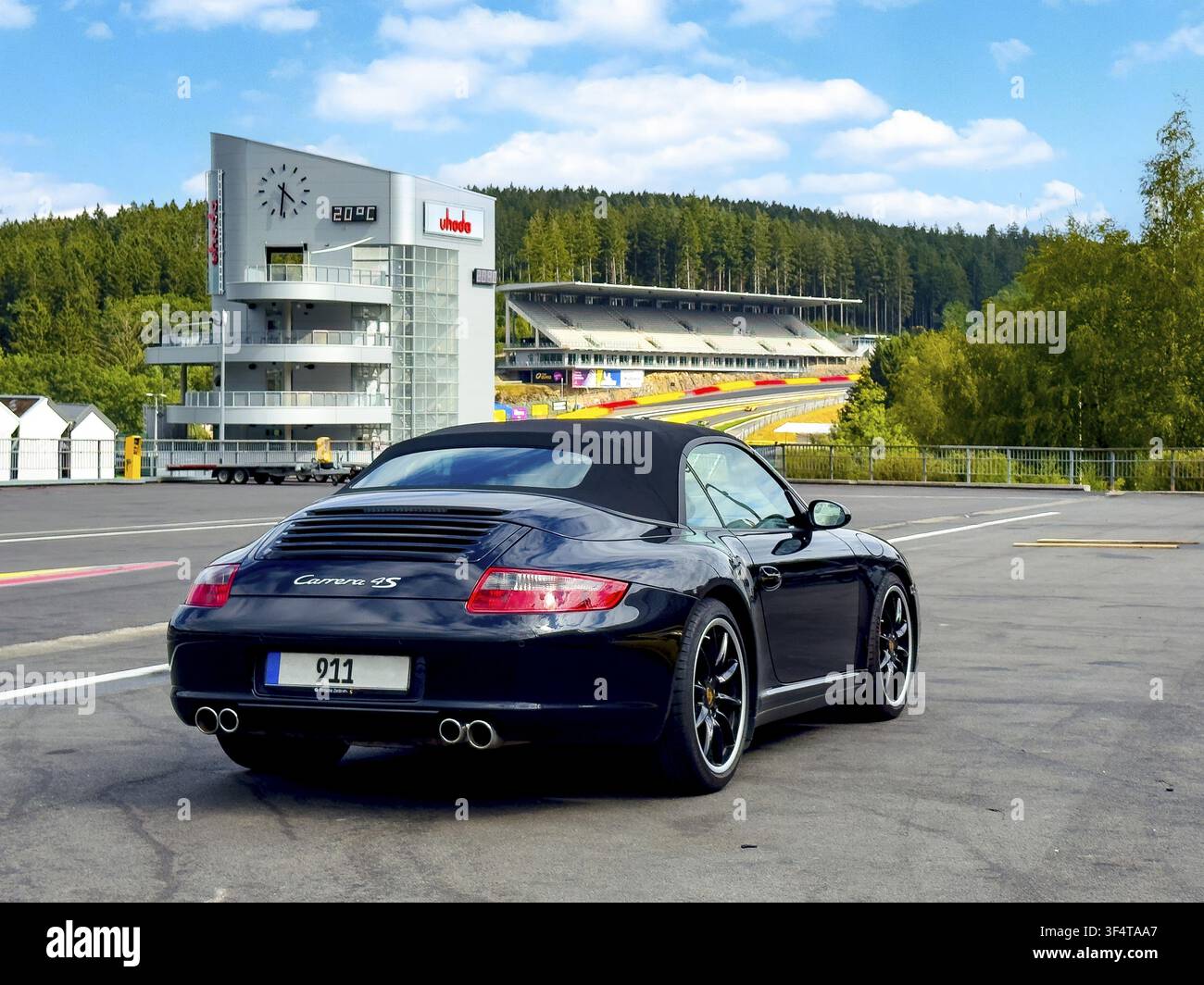 Autovettura sportiva Youngtimer Porsche 911 997 I Carrera 4s con trazione integrale sul terreno del circuito FIA F1 WEC pista di corsa automobilistica Circuit Foto Stock