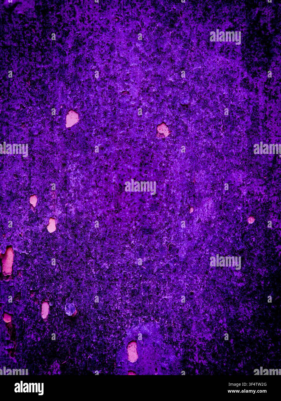 Superficie strutturata astratta in tonalità viola profonde e magenta con macchie consumate, macchioline e motivi irregolari. - Immagine stock catturata con smartphone