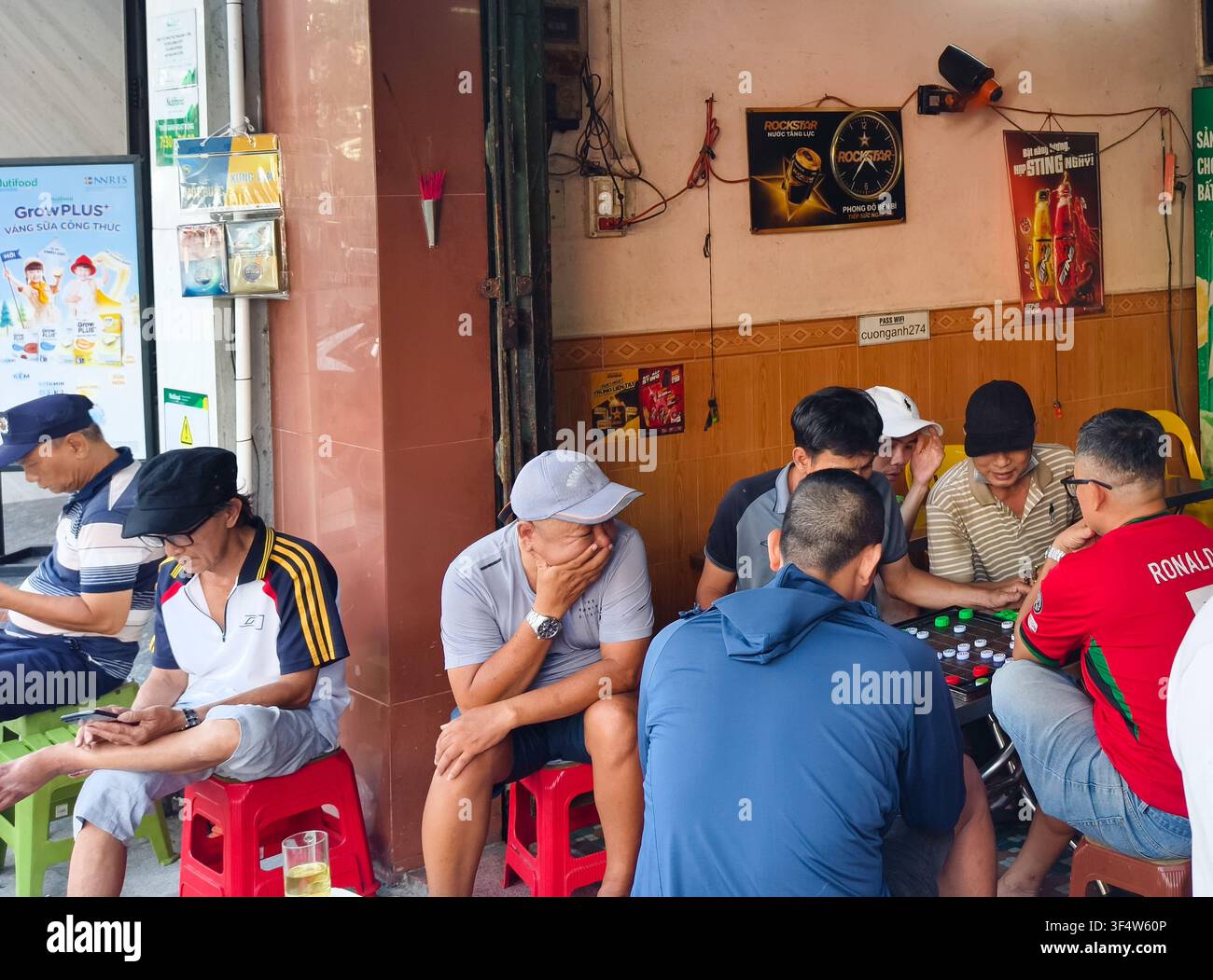 Da Nang, Vietnam, gruppo di uomini riuniti a giocare a Xiangqi (scacchi cinesi), classico e popolare gioco strategico da tavolo. Foto Stock