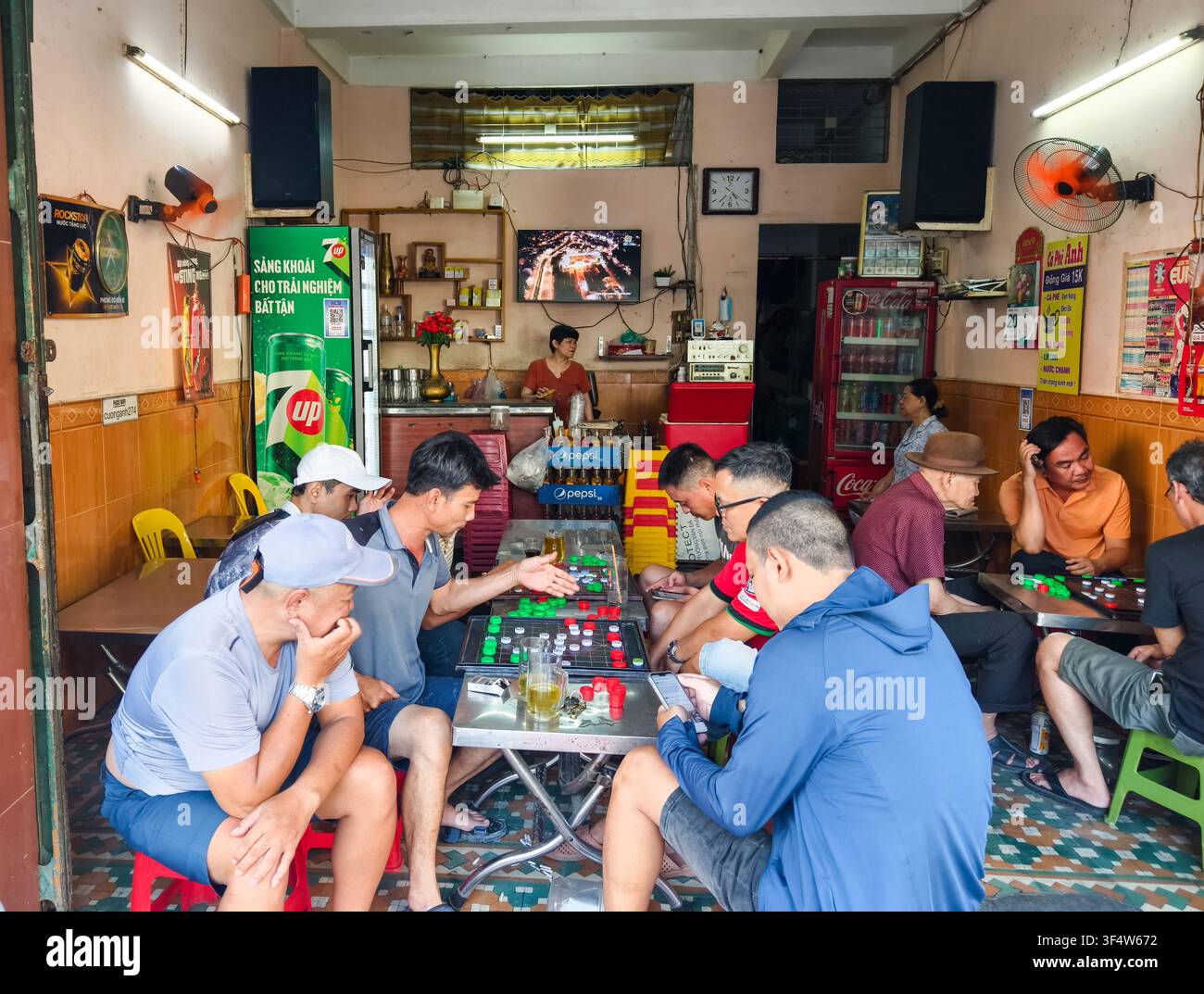 Da Nang, Vietnam, gruppo di uomini riuniti a giocare a Xiangqi (scacchi cinesi), classico e popolare gioco strategico da tavolo. Foto Stock
