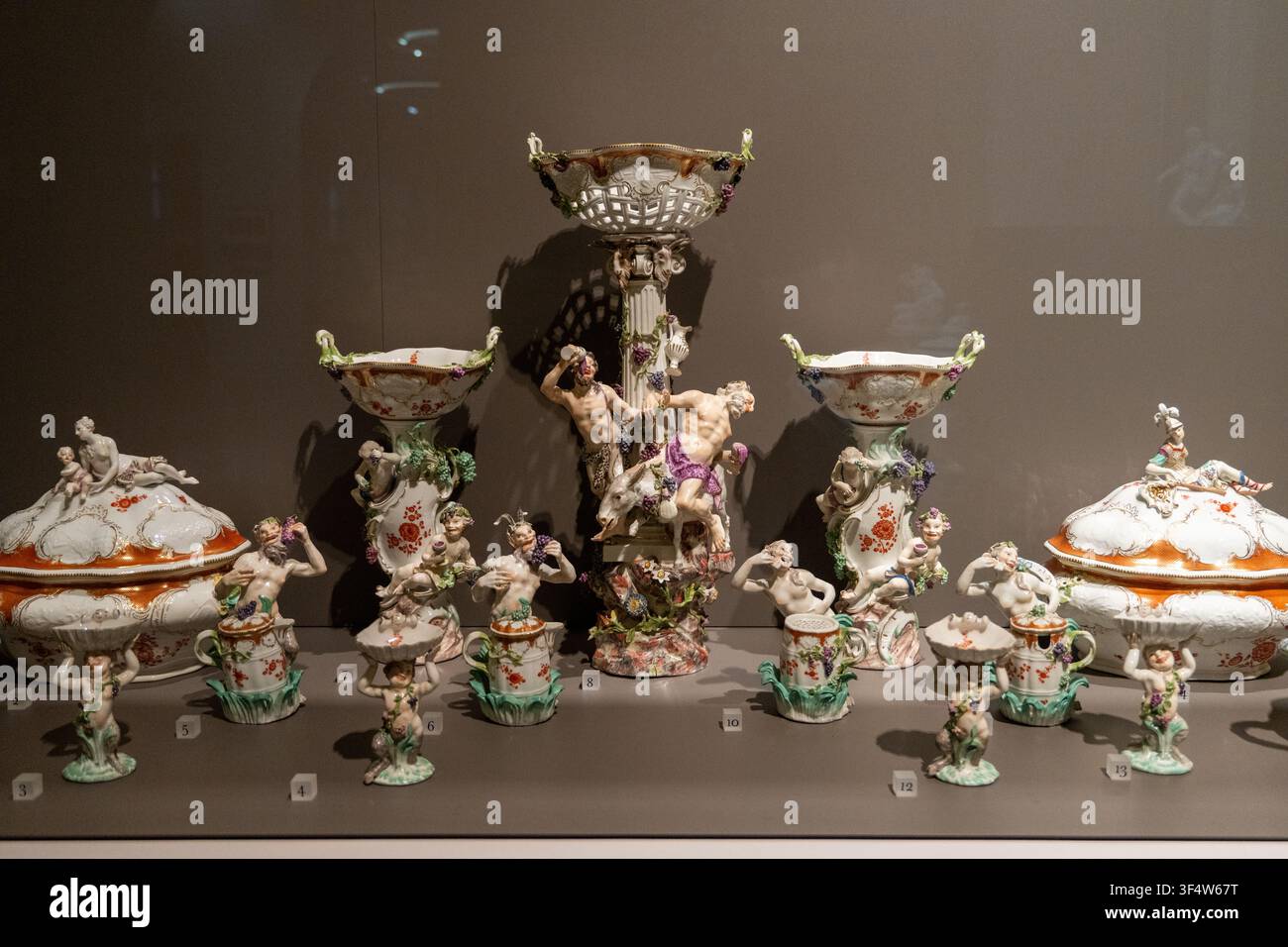 Londra, Regno Unito - 26 giu 25: Centrotavola in porcellana rococò elaborato con figurine, ciotole e ornamenti floreali esposto al Victoria and Albert Museum i Foto Stock