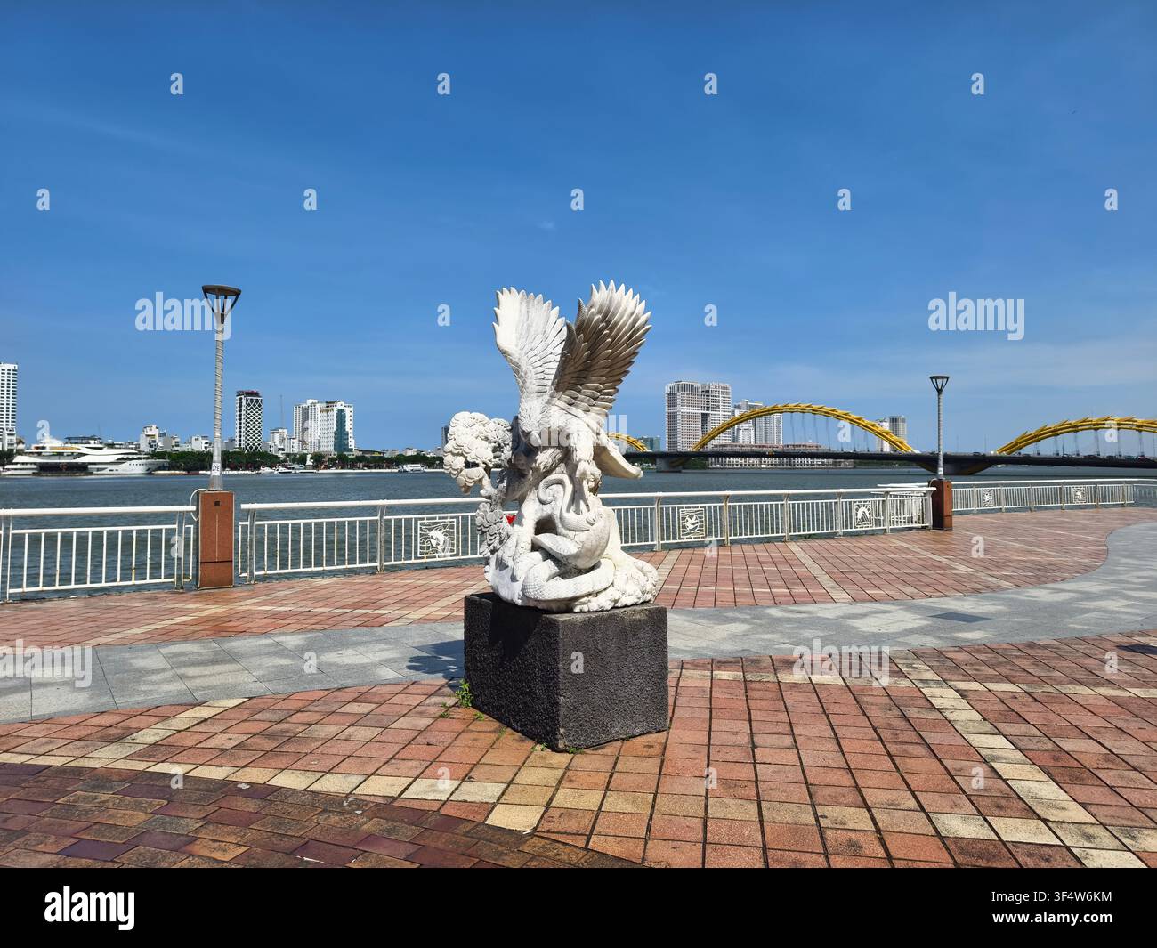 La scultura di un'aquila che attacca un serpente si trova lungo la passeggiata fluviale del fiume Han a Da Nang, Vietnam Foto Stock