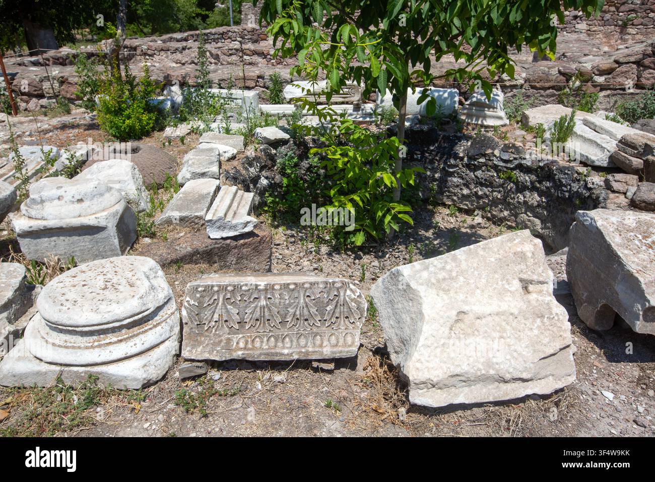 Antichi frammenti di marmo e rovine architettoniche scolpite nel sito archeologico di Apollo Smintheus Foto Stock
