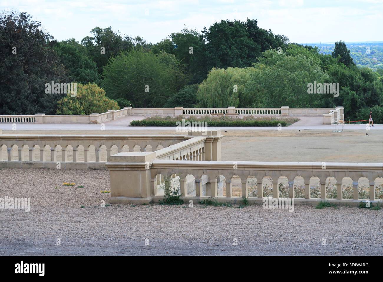 Colonnate in pietra appena rinnovate nel Crystal Palace Park, Londra, Regno Unito. Estate 2026 Foto Stock