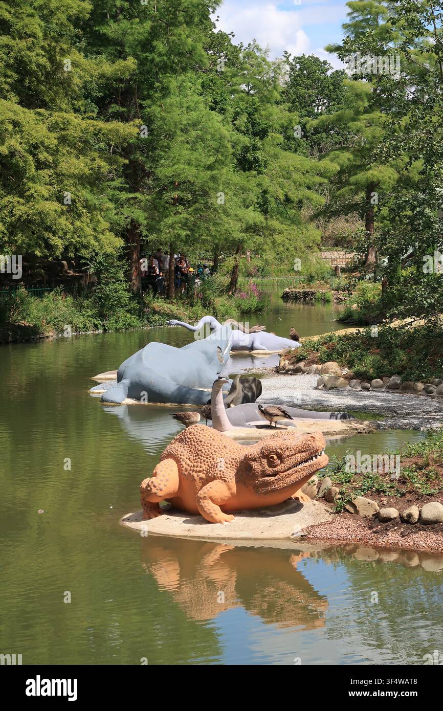 Le sculture di dinosauri appena rinnovate nel Crystal Palace Park, Londra, Regno Unito estate 2026 Foto Stock