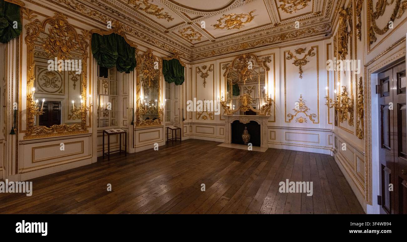 Londra, UK - 26 giu 25: Elegante stanza d'epoca rococò con specchi dorati e lampadari al Victoria and Albert Museum di Londra. Foto Stock