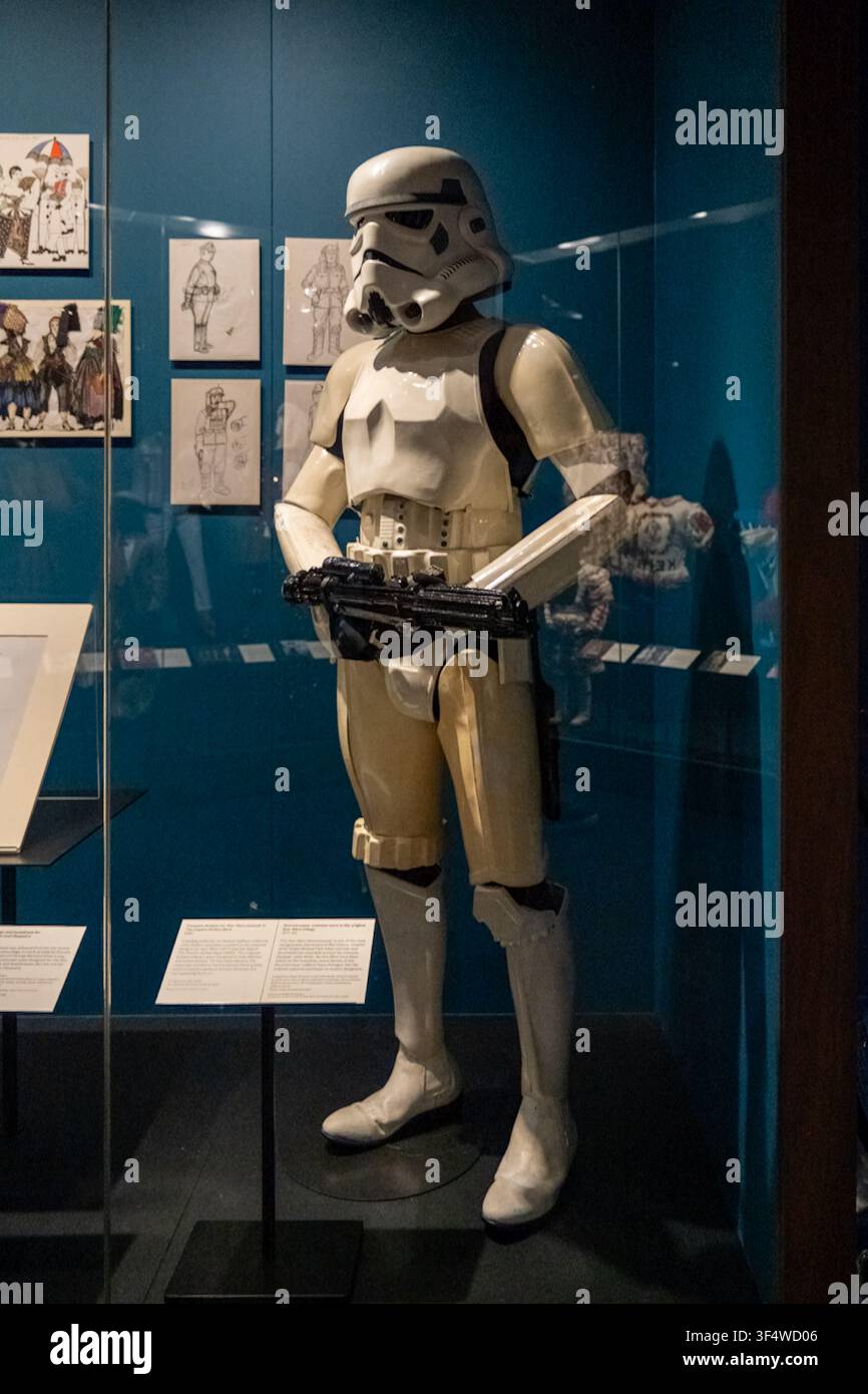 Londra, Regno Unito - 26 giu 25: Costume da soldato stormtrooper di Star Wars esposto in una vetrina del Victoria and Albert Museum a Londra. Foto Stock