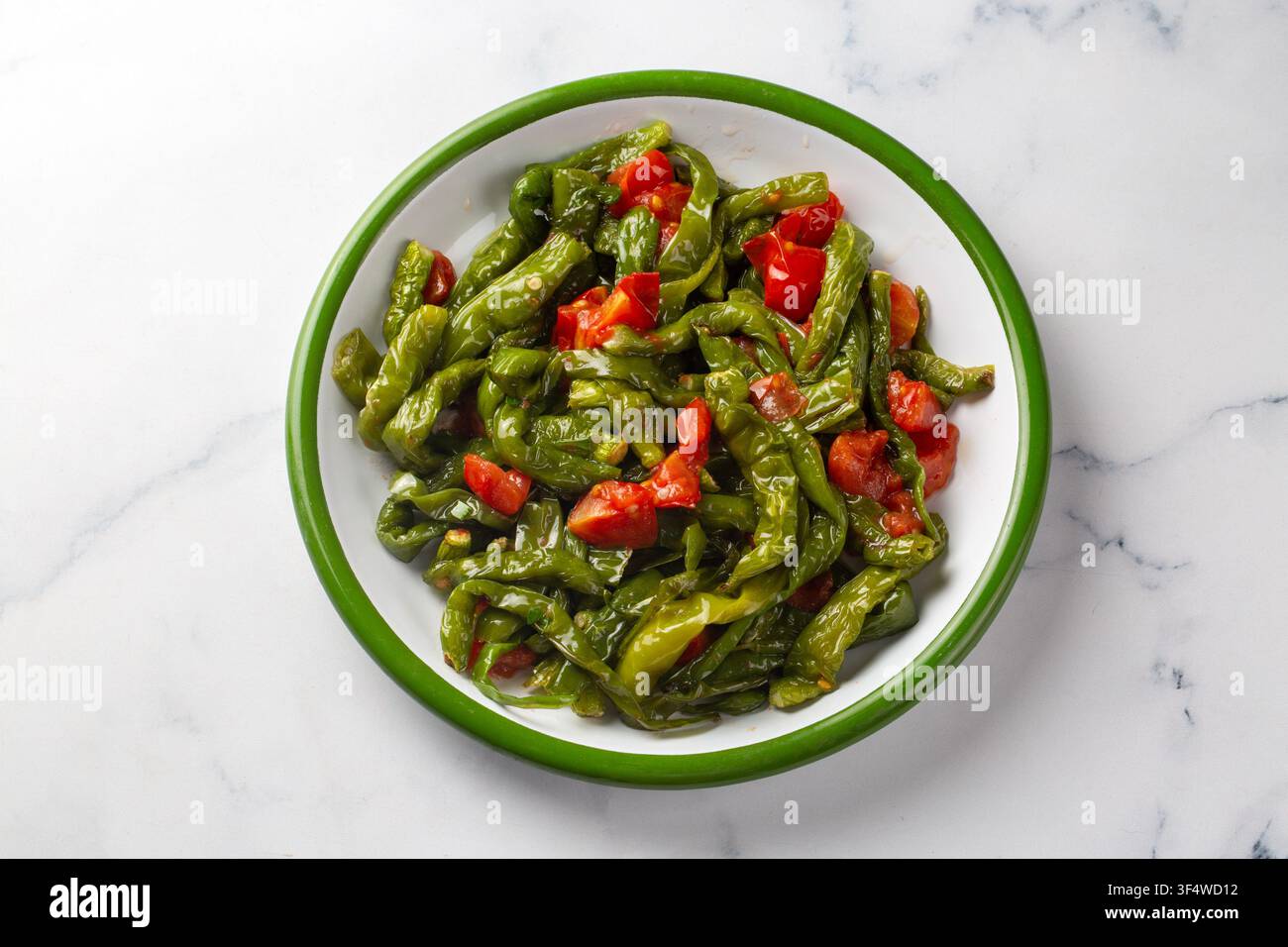Peperoni verdi friggitello arrostiti e pomodori a dadini serviti - nome turco; Biber kizartmasi Foto Stock