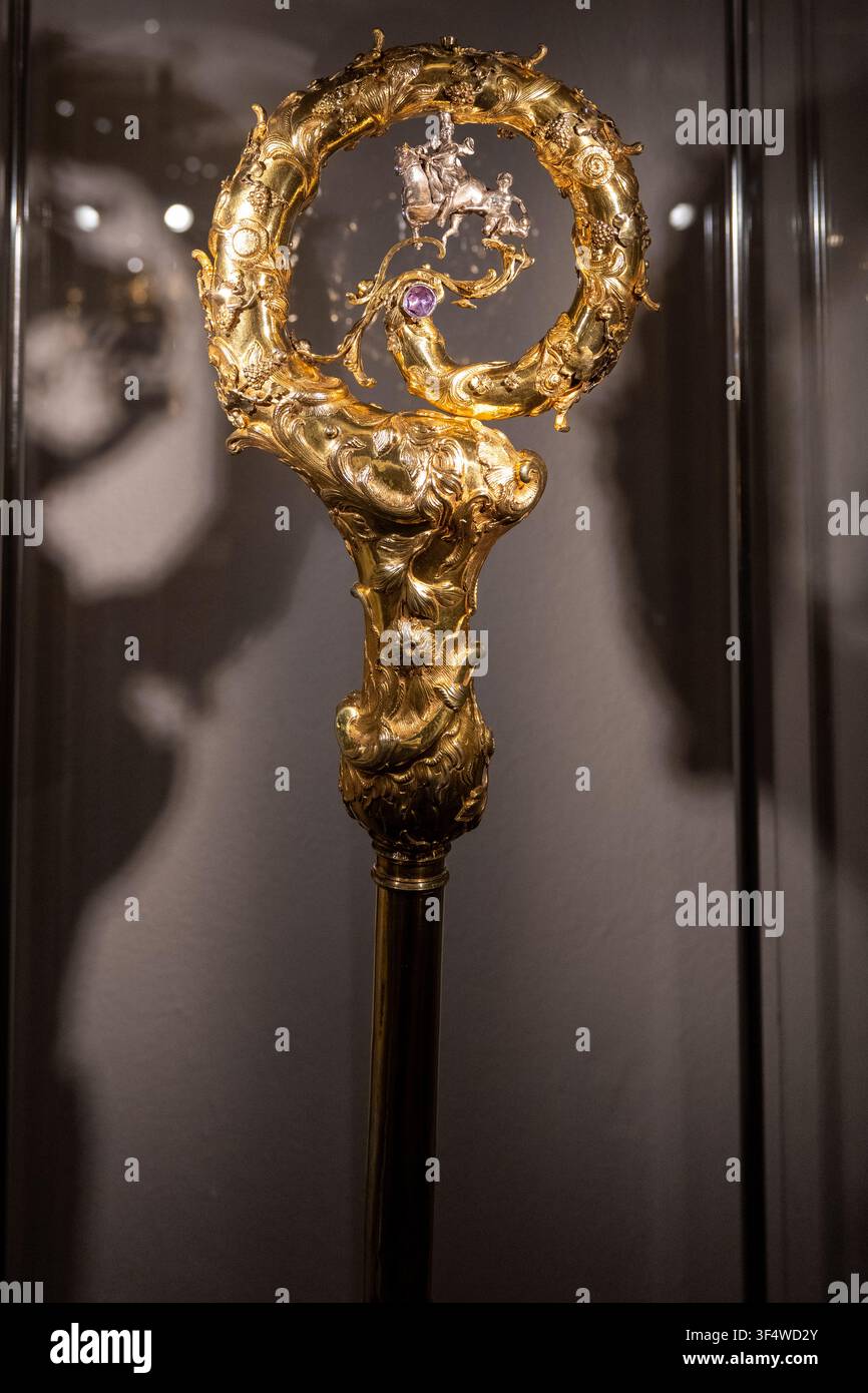 Speyer, Germania - 7 giu 25: Primo piano di un bastone cerimoniale d'oro ornato esposto al Museo Storico del Palatinato a Speyer, in Germania. Foto Stock
