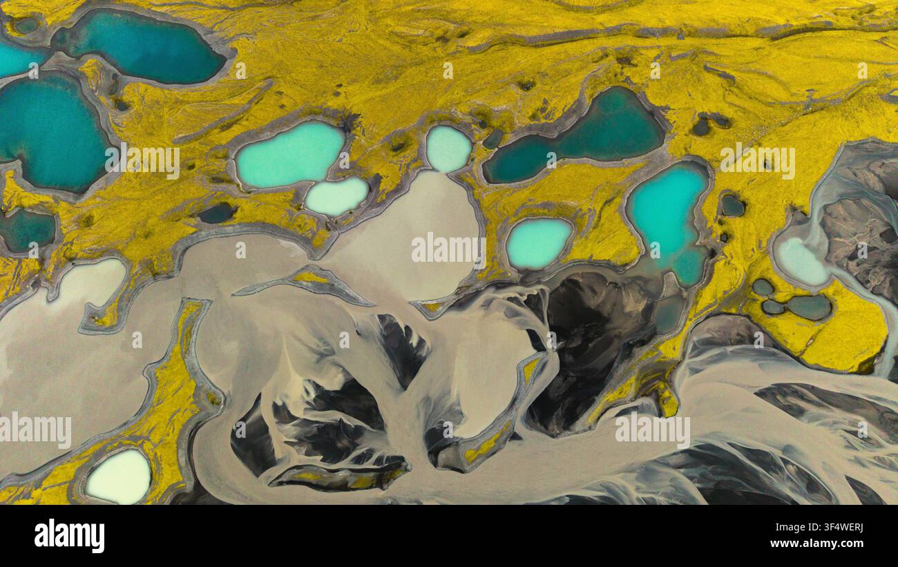 Vista aerea di bacini di acqua di fusione turchese e canali glaciali intrecciati tra muschio e sabbia vulcanica nera a est del ghiacciaio Mýrdalsjökull, in Islanda. Foto Stock