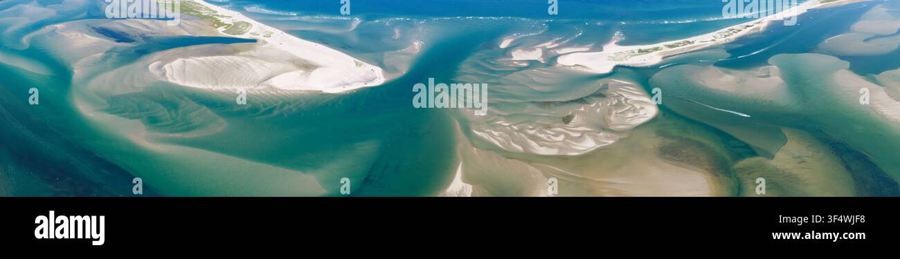 L'Oceano Atlantico si infrange contro la bellissima costa di Chatham su Cape Cod, nel Massachusetts. Questo capo è una popolare destinazione turistica della costa orientale. Foto Stock