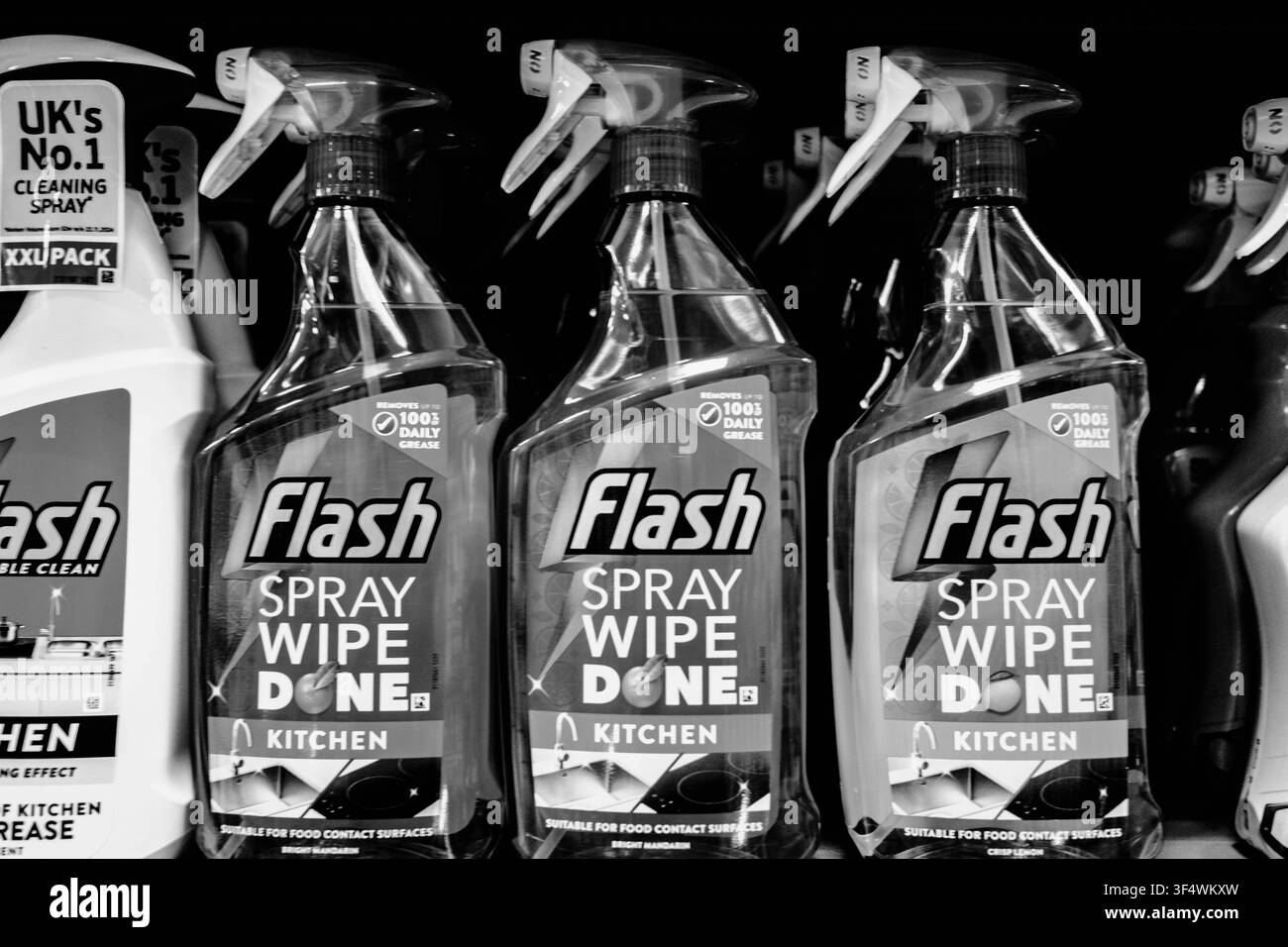 Londra UK, 30 luglio 2026, Un primo piano in bianco e nero di bottiglie spray di plastica di Flash Spray, Wipe, Done Household Kitchen Foto Stock