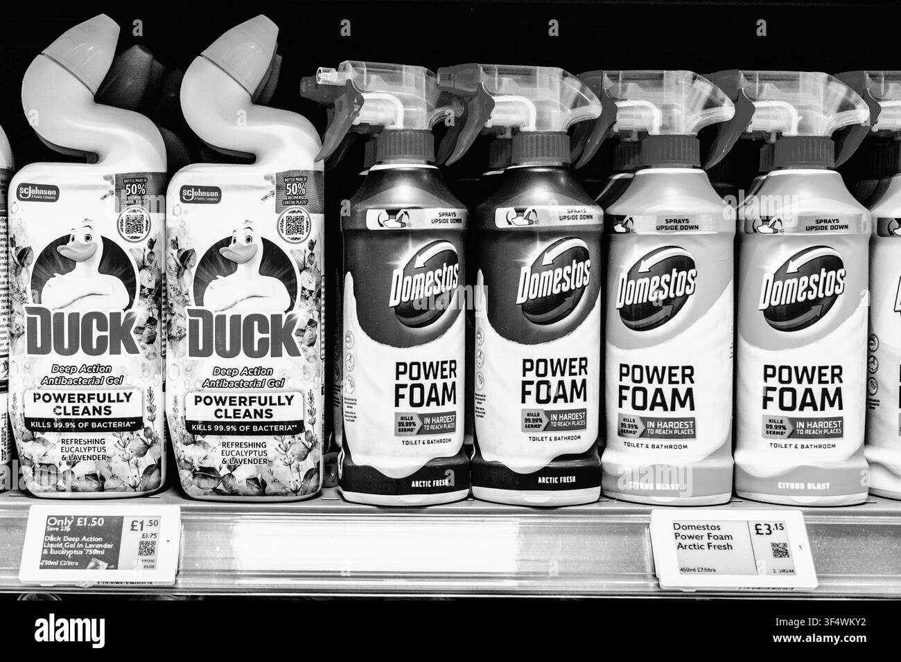 Londra UK, 30 luglio 2026, Un primo piano in bianco e nero di un prodotto che mostra il Domestos Power Foam e il gel detergente antibatterico Duck in esposizione a Waitrose Foto Stock