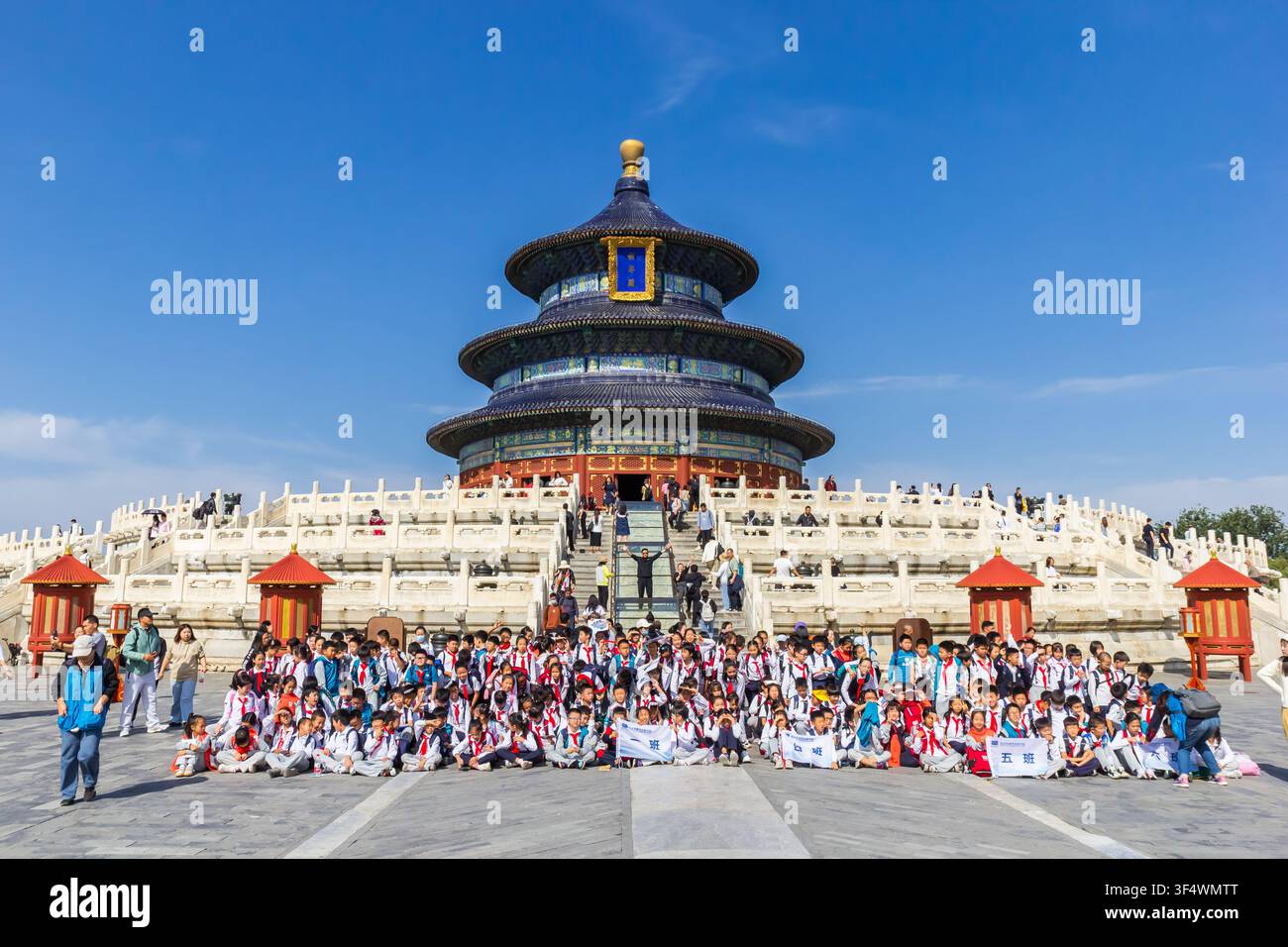 Classe scolastica in posa per il Parco del Tempio del Cielo a Pechino, Cina Foto Stock