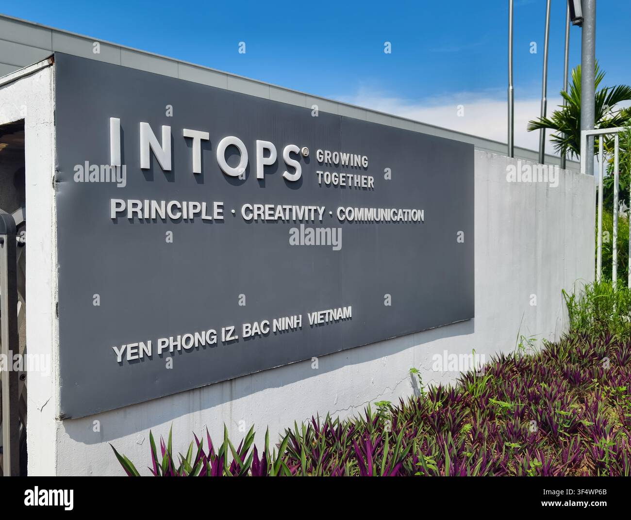INTOPS Vietnam Co, azienda manifatturiera coreana, stampaggio a iniezione di plastica ad alta tecnologia, trattamenti superficiali. Parco industriale di Yen Phong, Bac Ninh Foto Stock