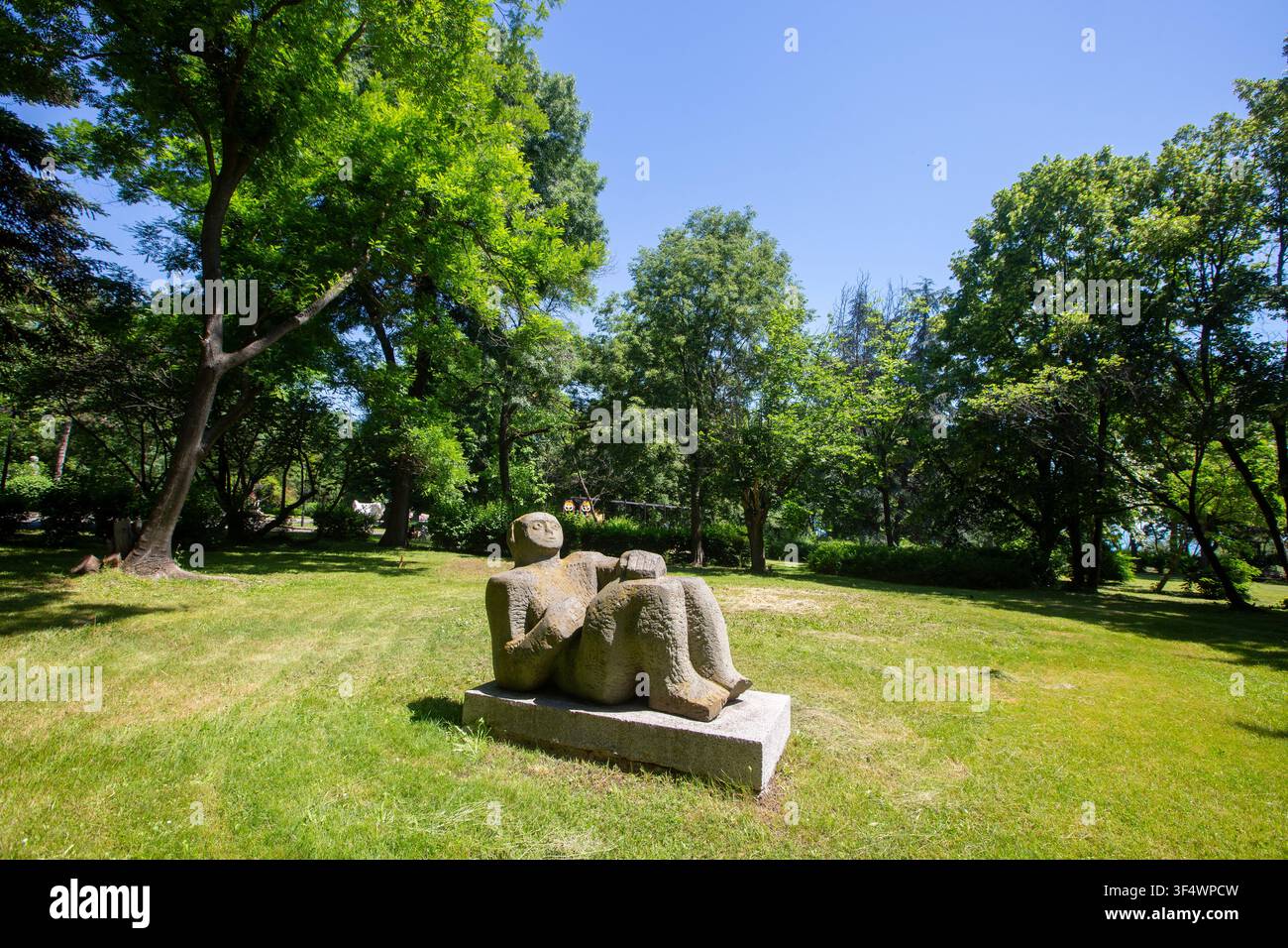 Statua in pietra di una figura umana sdraiata nel famoso giardino marittimo del parco pubblico di Burgas, Bulgaria Foto Stock