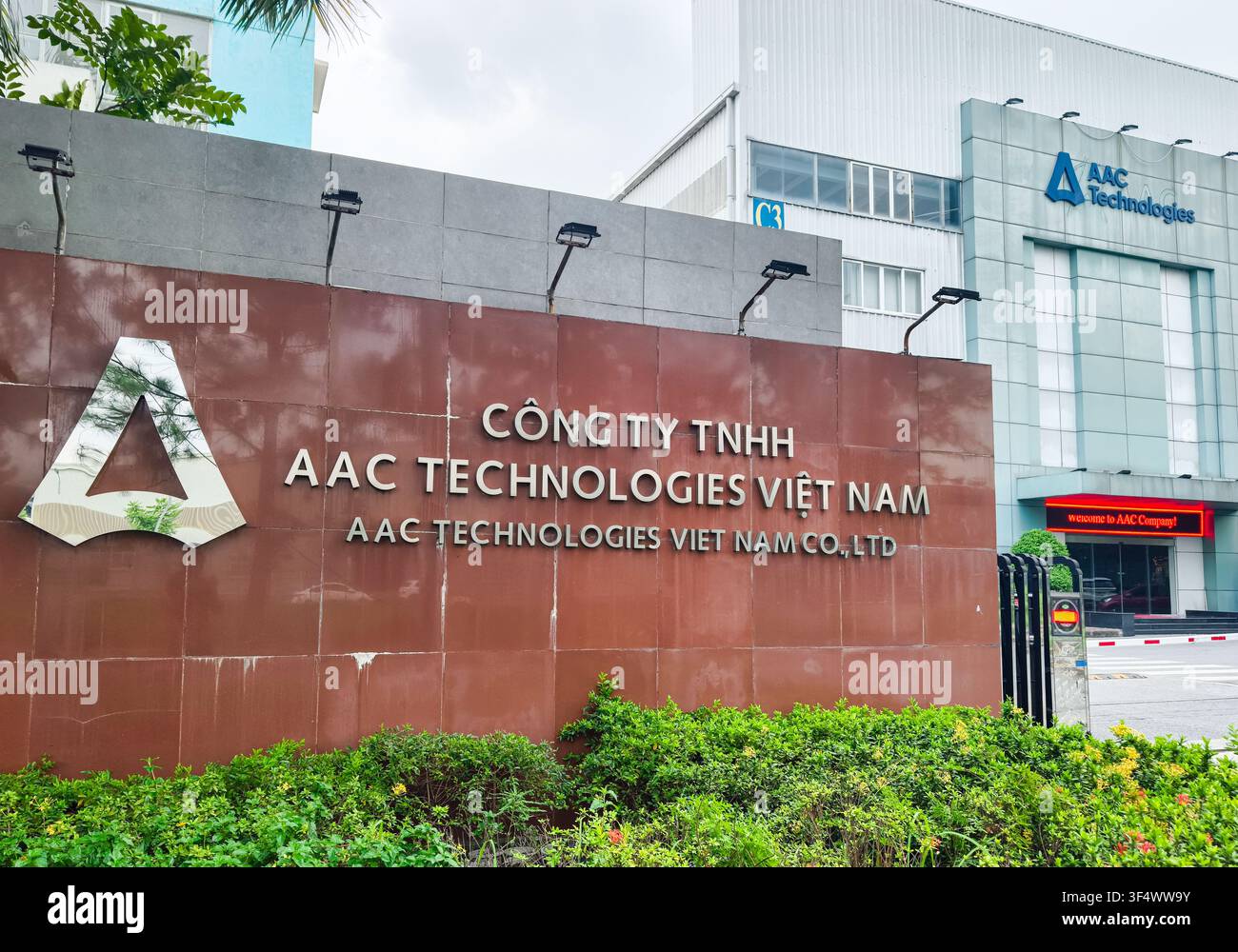 Sede centrale della società AAC Technologies specializzata in componenti elettronici avanzati e acustici, parco industriale nella provincia di Bac Ninh, Vietnam. Foto Stock