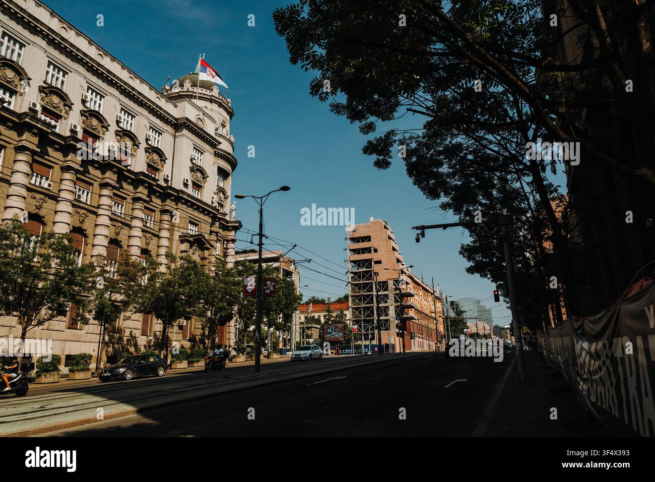 Belgrado, Serbia - 23 luglio 2026. Edificio governativo storico con bandiere serbe nel centro città. Foto Stock