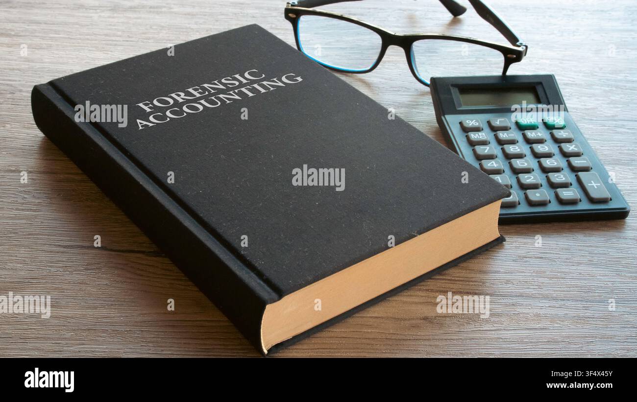 Concetto di libro di contabilità forense con calcolatrice digitale e occhiali da lettura Foto Stock