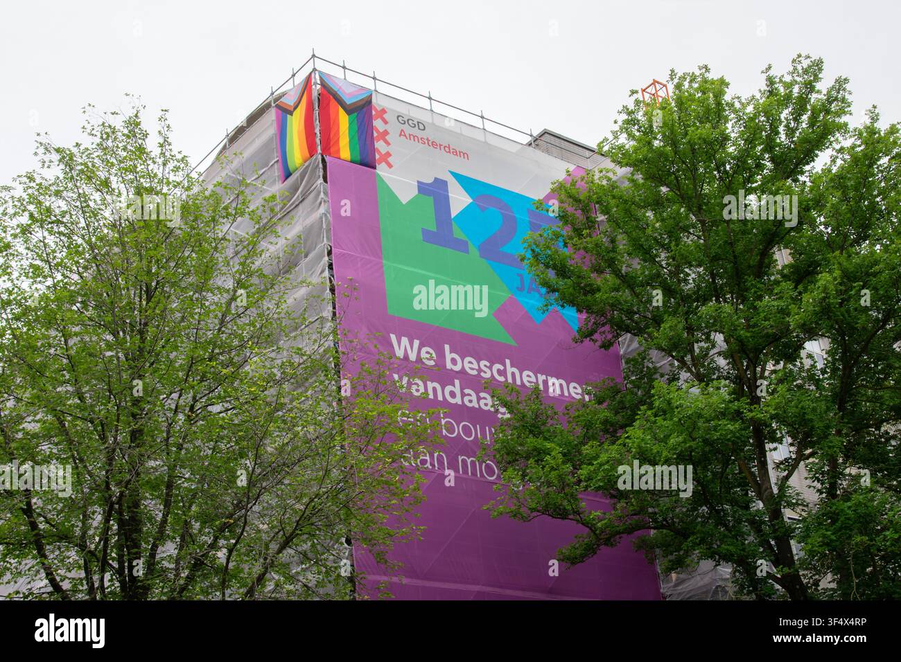 Cartellone pubblicitario World Pride sull'edificio delle società GG e GD ad Amsterdam, Paesi Bassi, 30-7-2026 Foto Stock