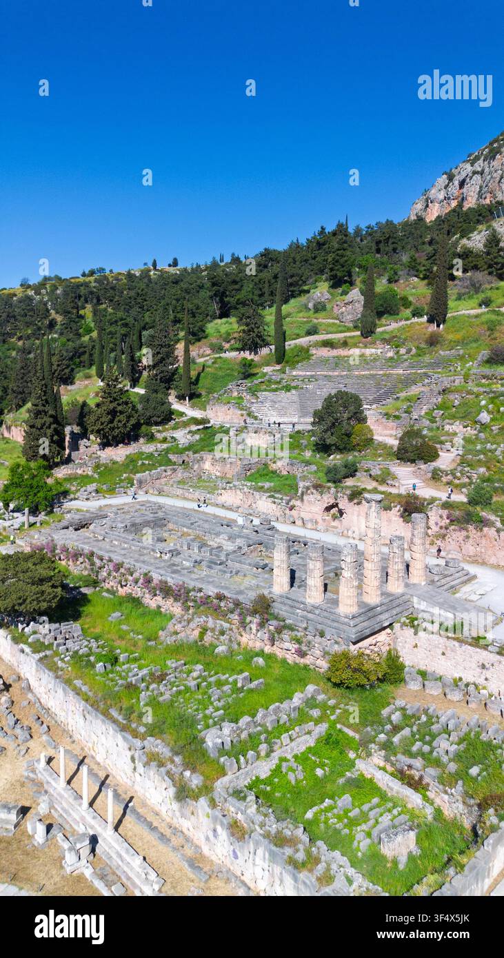 Veduta aerea dell'antico Tempio di Apollo e del teatro sulla collina di Delfi, Grecia Foto Stock