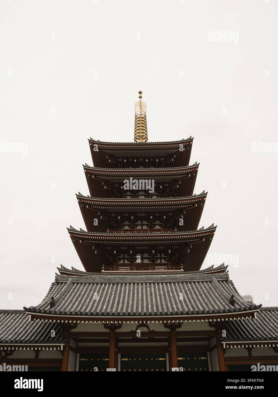Pagoda a cinque piani del tempio Senso-ji davanti a un cielo nuvoloso ad Asakusa, Tokyo, Giappone Foto Stock
