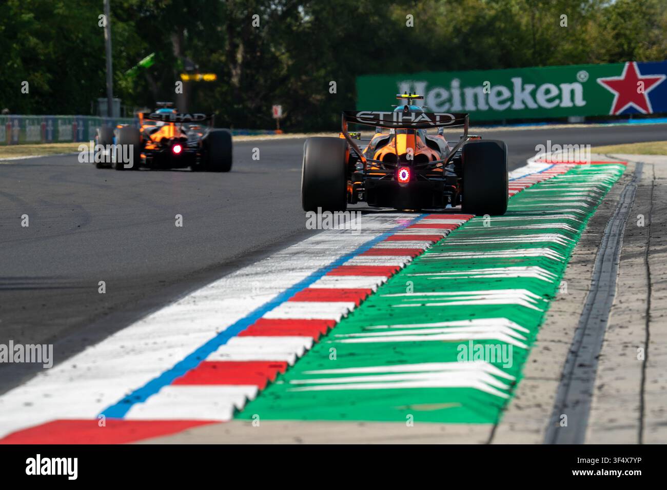 Gran Premio Ungherese AWS di Formula 1 2026 - Domenica 26 luglio - Gara - #81 Oscar Piastri (AUS) - McLaren Mastercard F1 Team in testa davanti al compagno di squadra #1 Lan Foto Stock