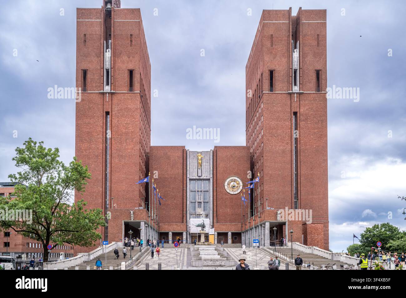 Inaugurato nel 1950, il Municipio di Oslo, Norvegia, è l’organo amministrativo della città e la sede del Consiglio Comunale. Il più grande carillon dei Paesi nordici. Foto Stock