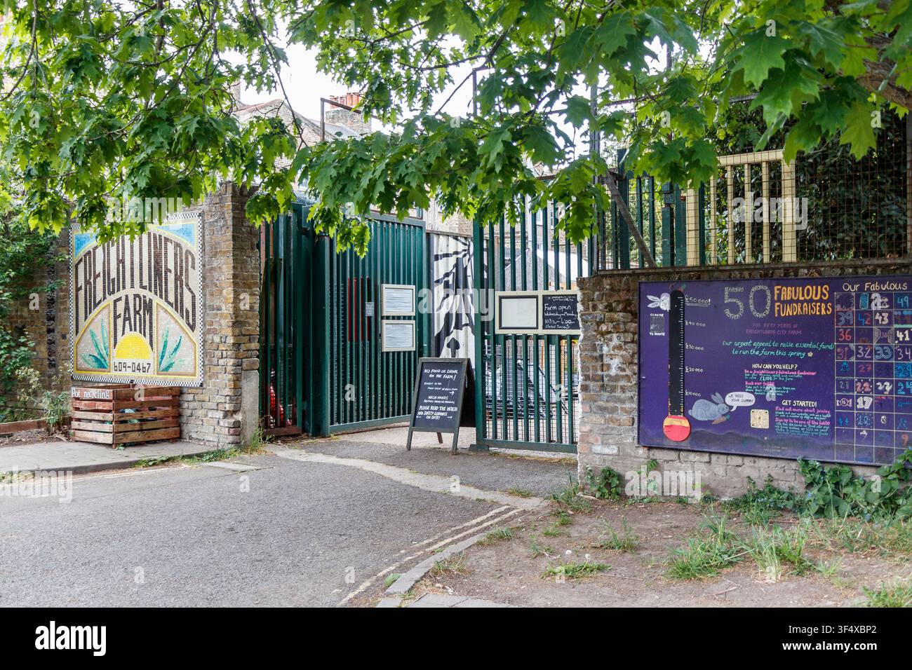 L'ingresso alla Freightliners City Farm, un'organizzazione beneficente, accessibile e gratuita a North Islington, Londra, Regno Unito Foto Stock
